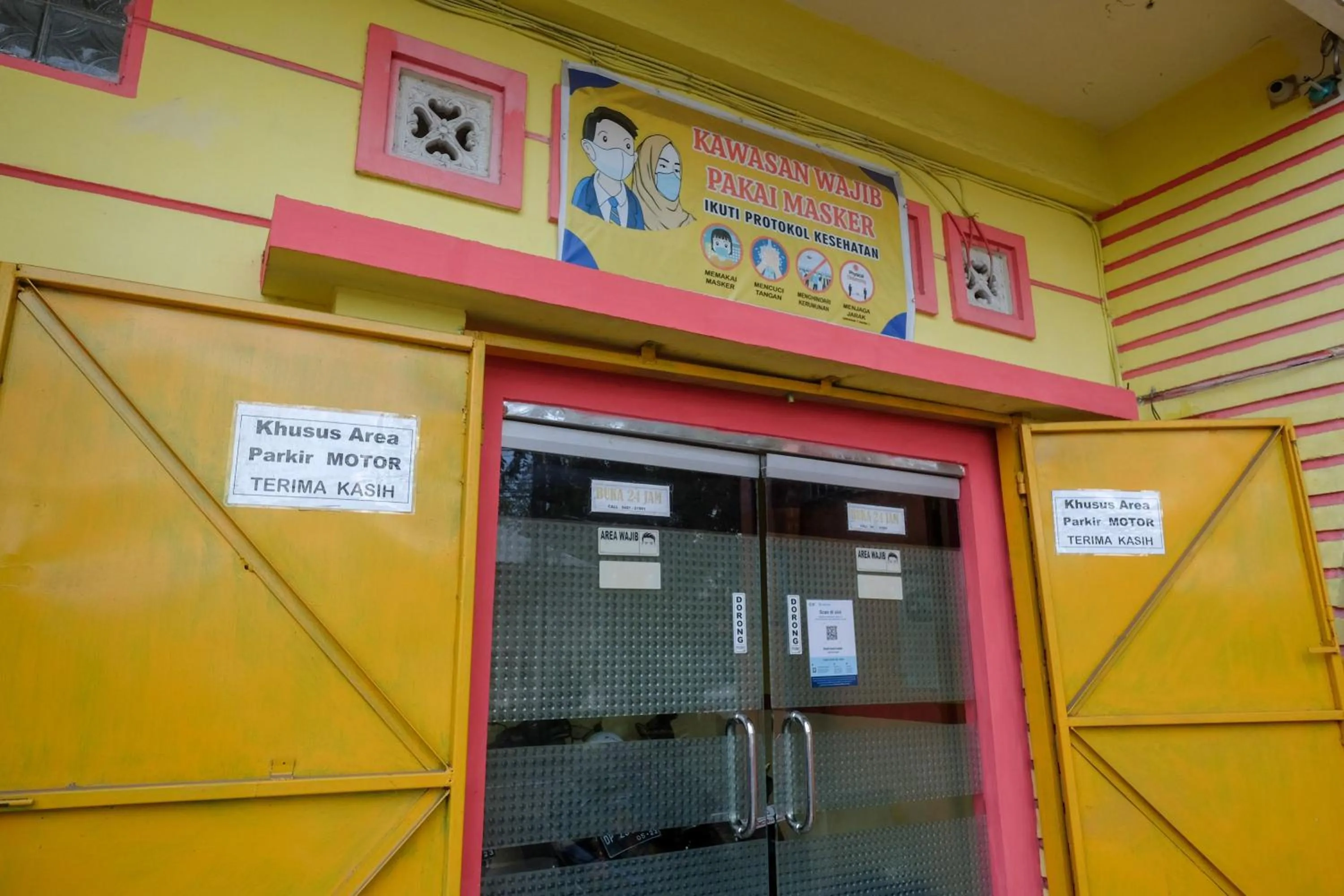 Property logo or sign in RedDoorz near Pelabuhan Nusantara Parepare