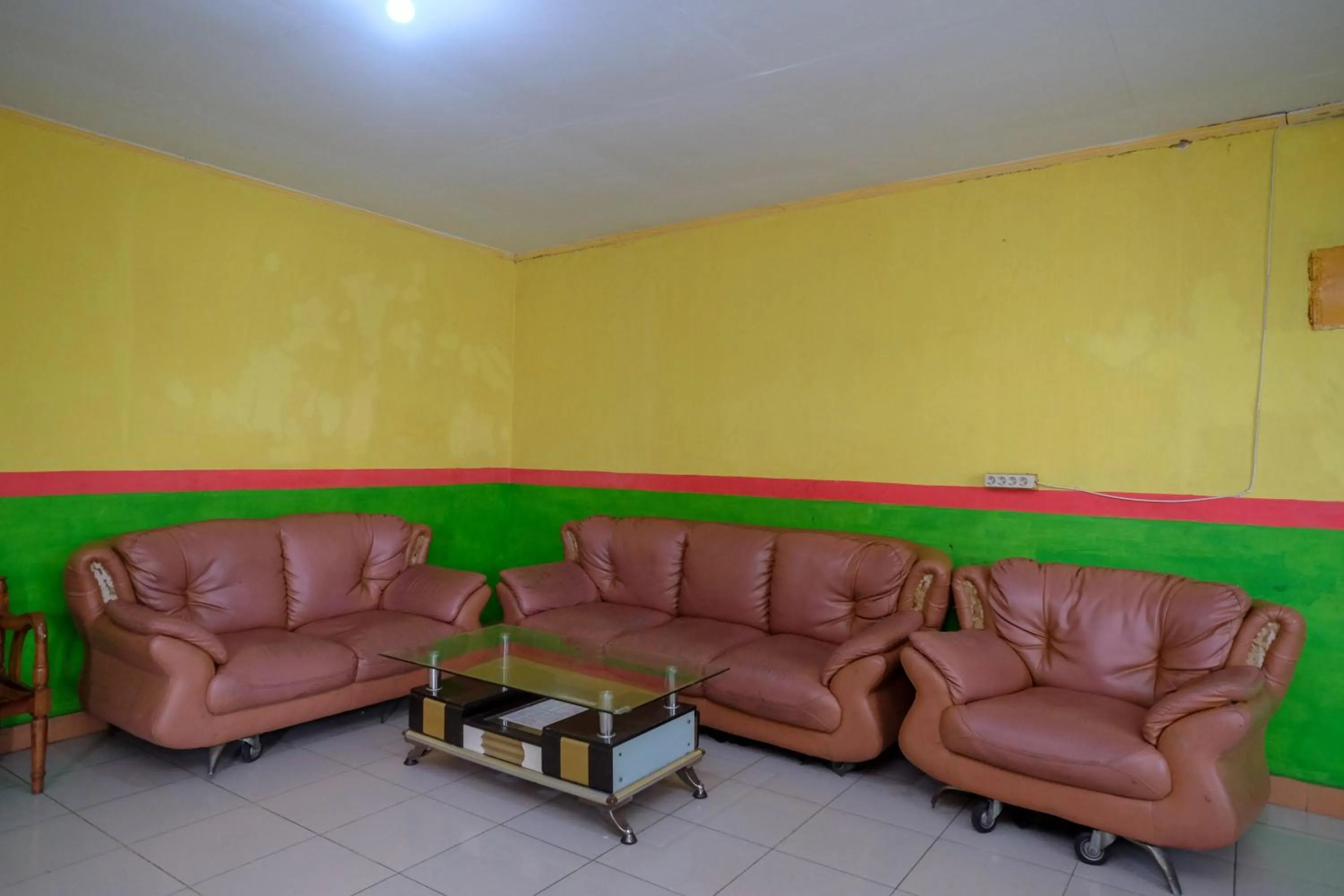 Living room, Seating Area in RedDoorz near Pelabuhan Nusantara Parepare