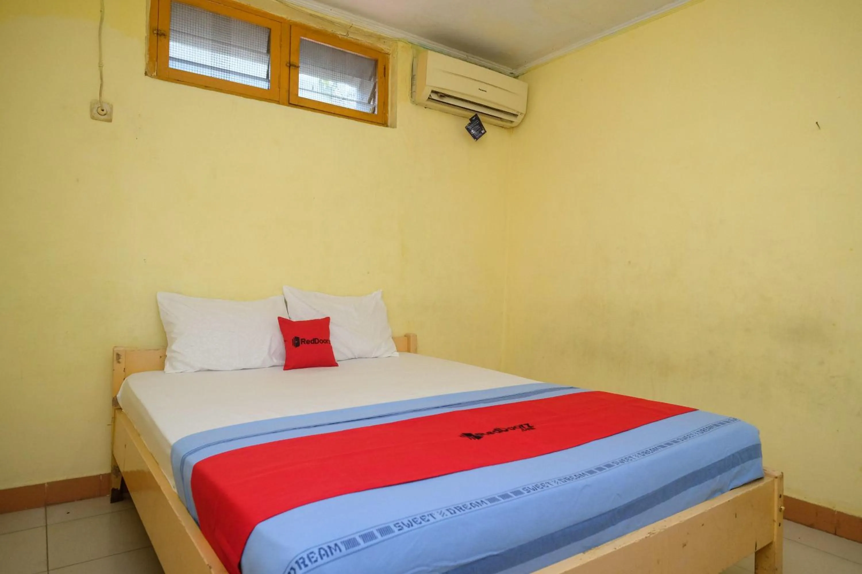 Bedroom in RedDoorz near Pelabuhan Nusantara Parepare