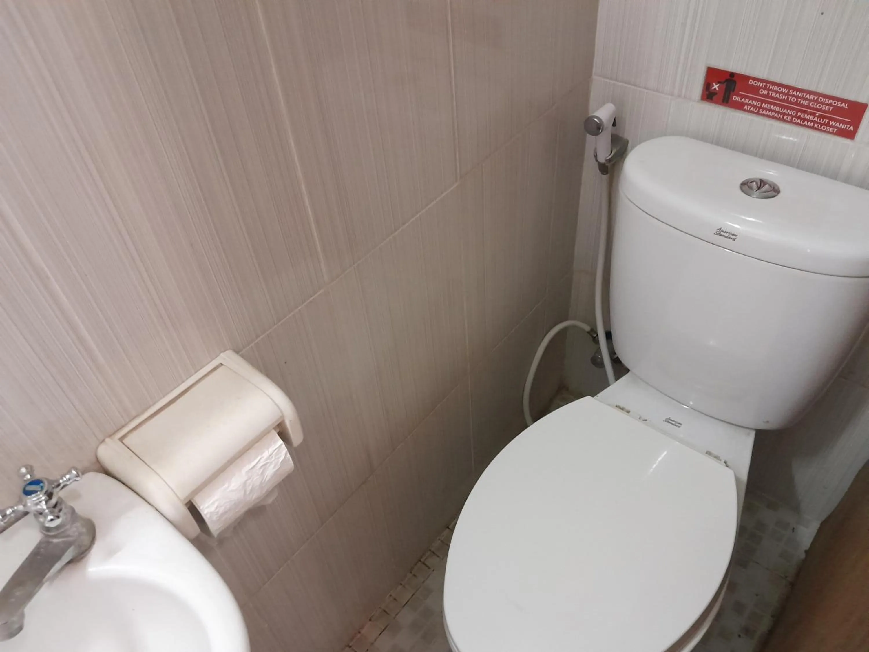 Toilet in The Green Winotosastro Hotel Yogyakarta