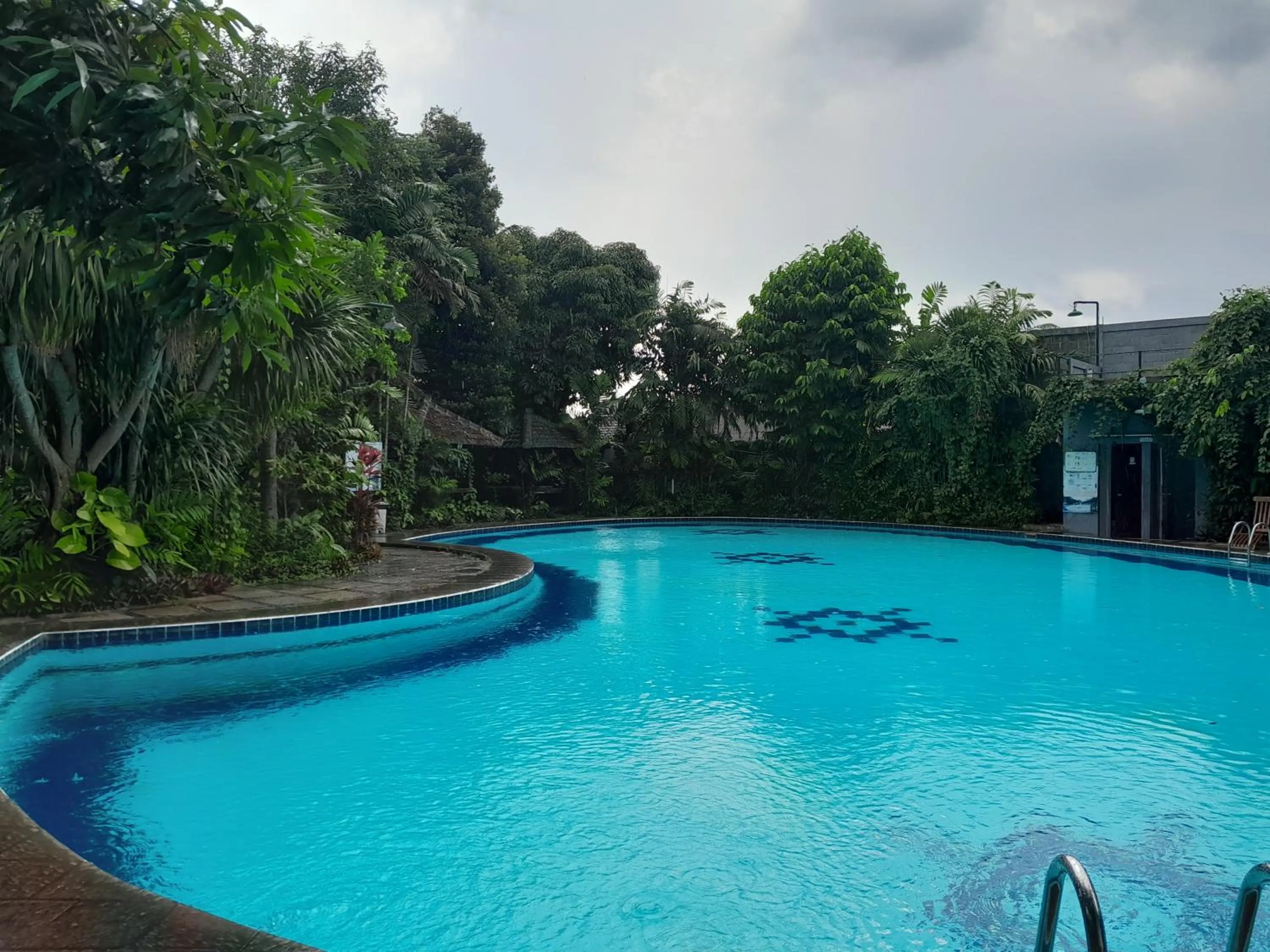 Swimming pool in The Green Winotosastro Hotel Yogyakarta