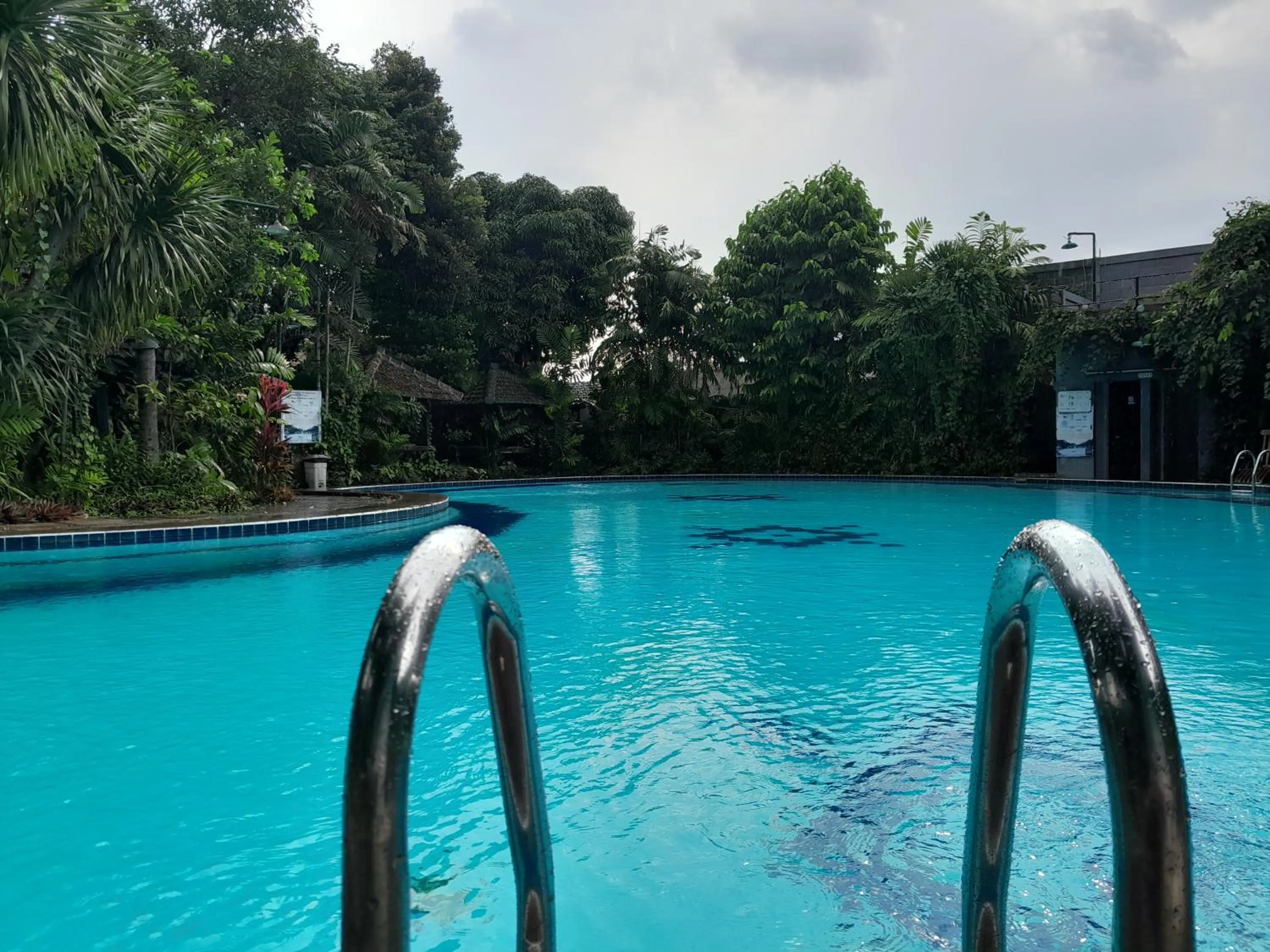 Swimming pool in The Green Winotosastro Hotel Yogyakarta
