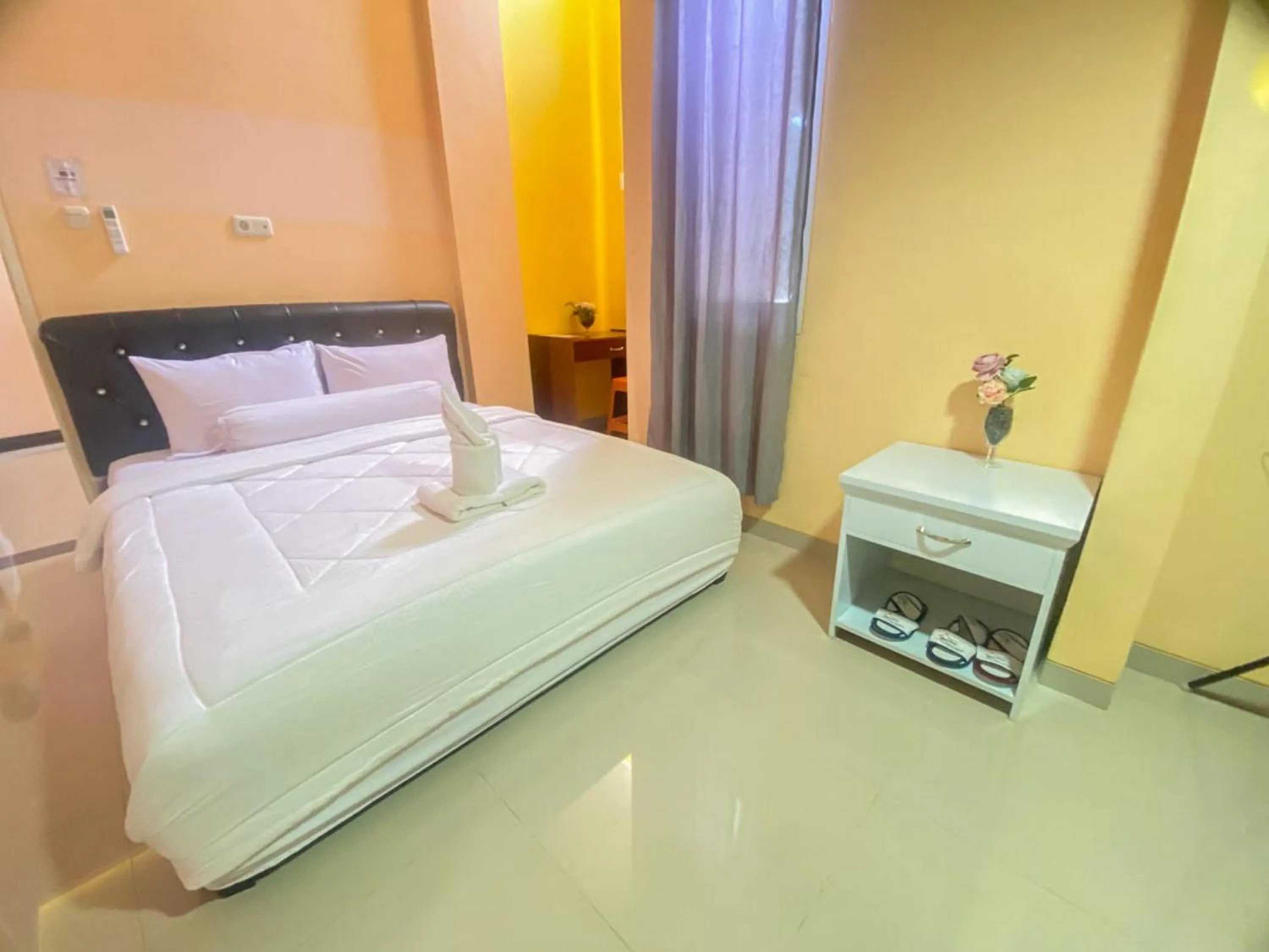 Bedroom in Villa Matano Sorowako Redpartner