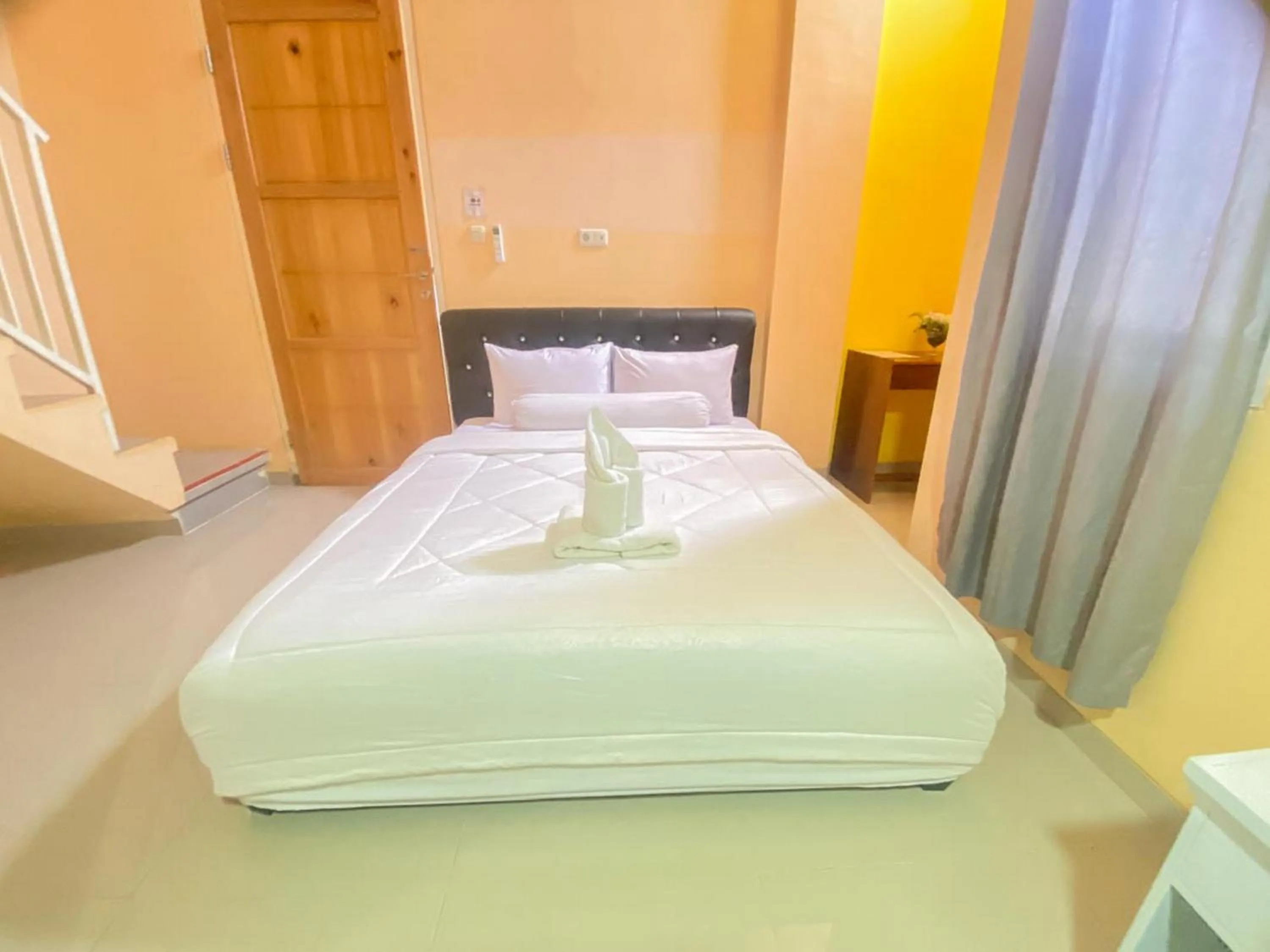 Bedroom in Villa Matano Sorowako Redpartner