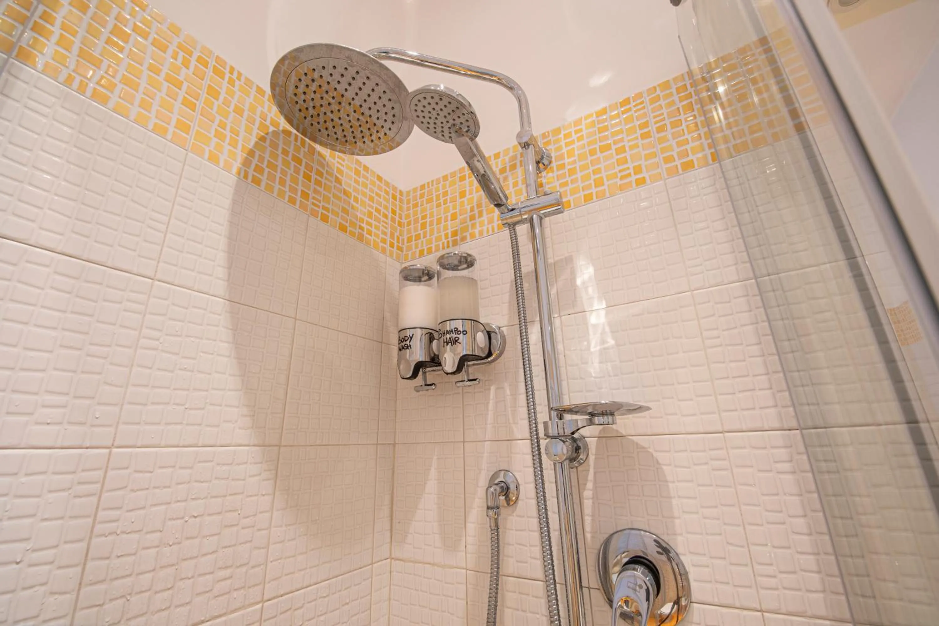 Shower in Refuge on Piazza re di Roma -Holiday Home