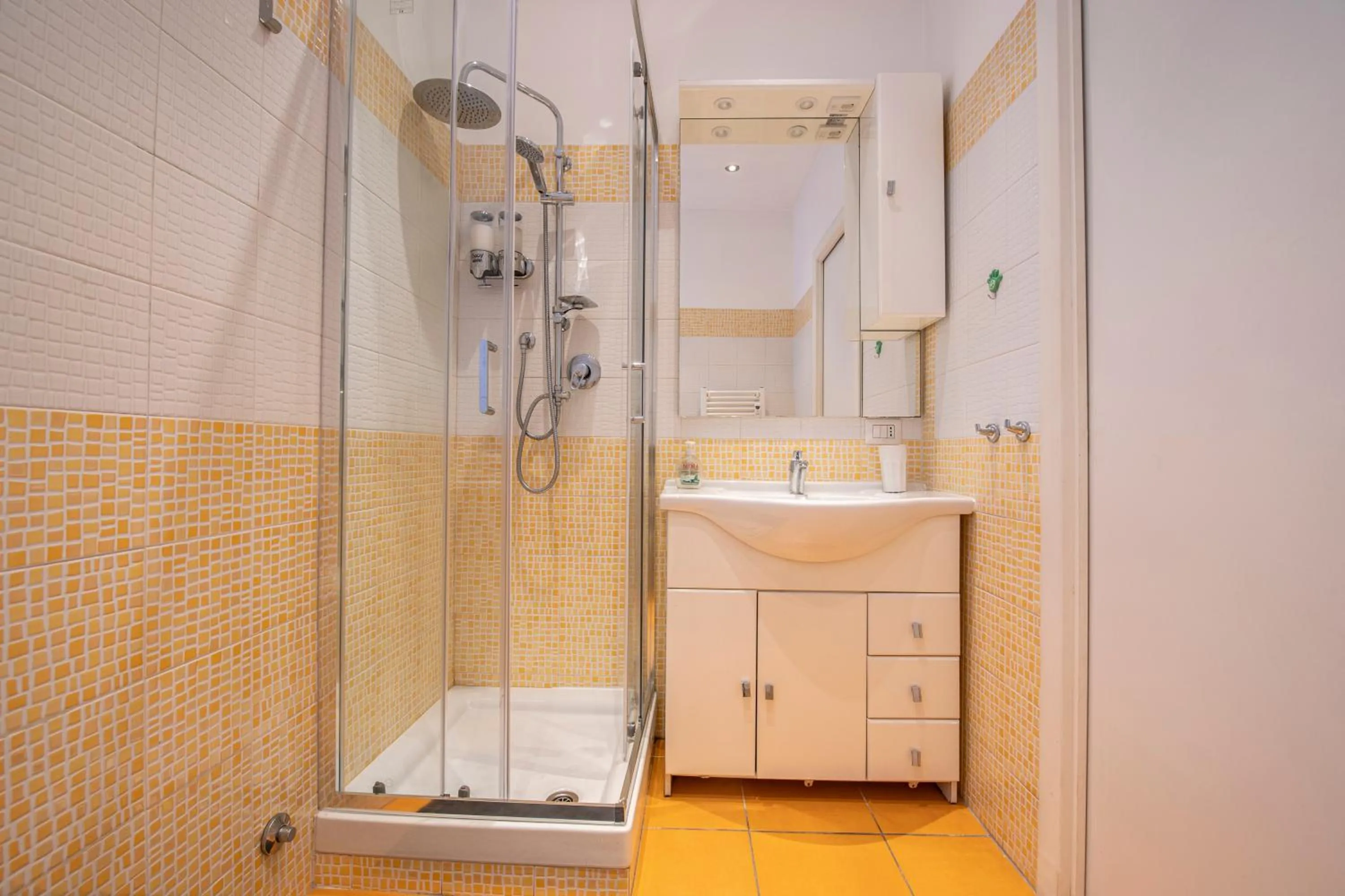 Shower in Refuge on Piazza re di Roma -Holiday Home