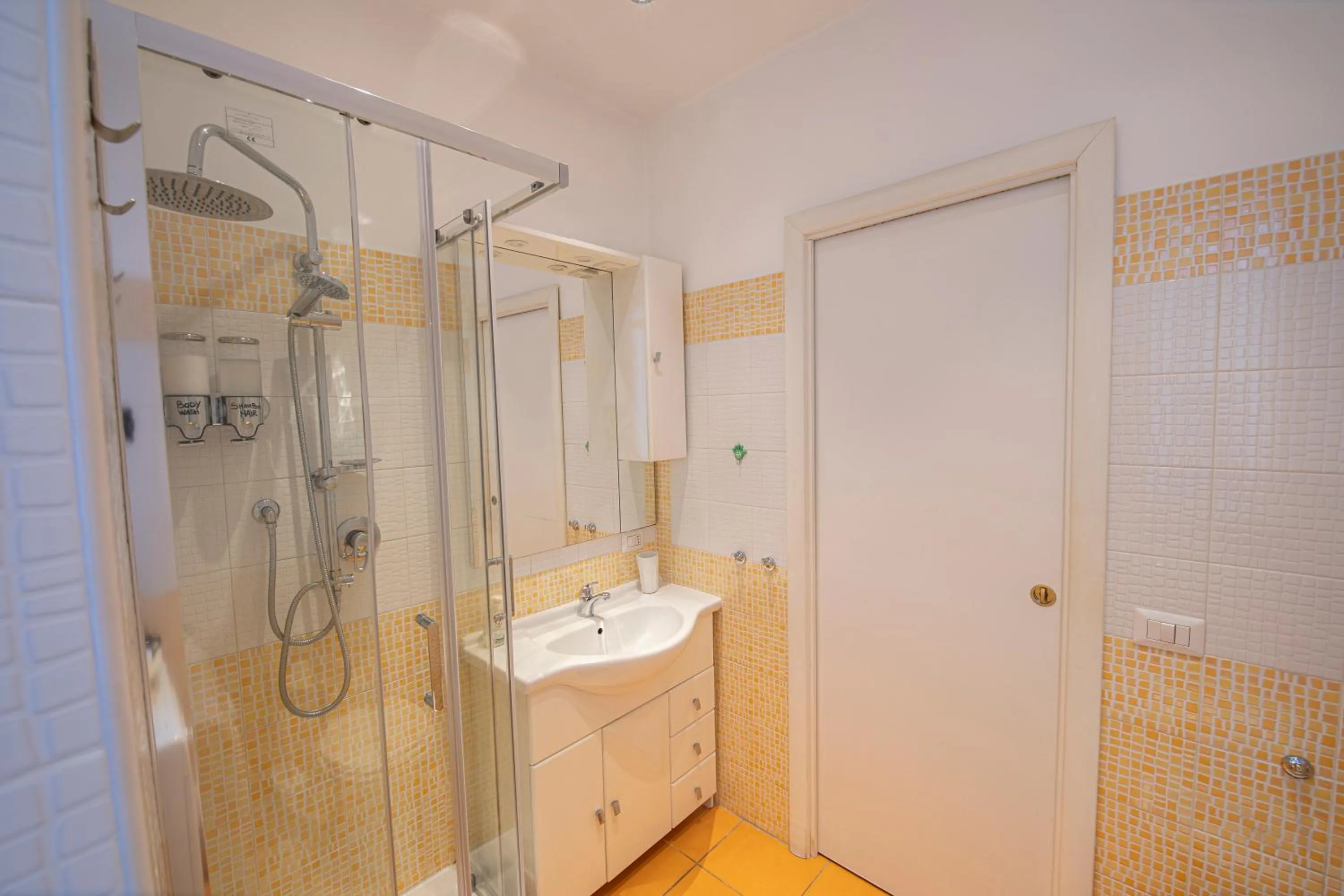 Shower in Refuge on Piazza re di Roma -Holiday Home