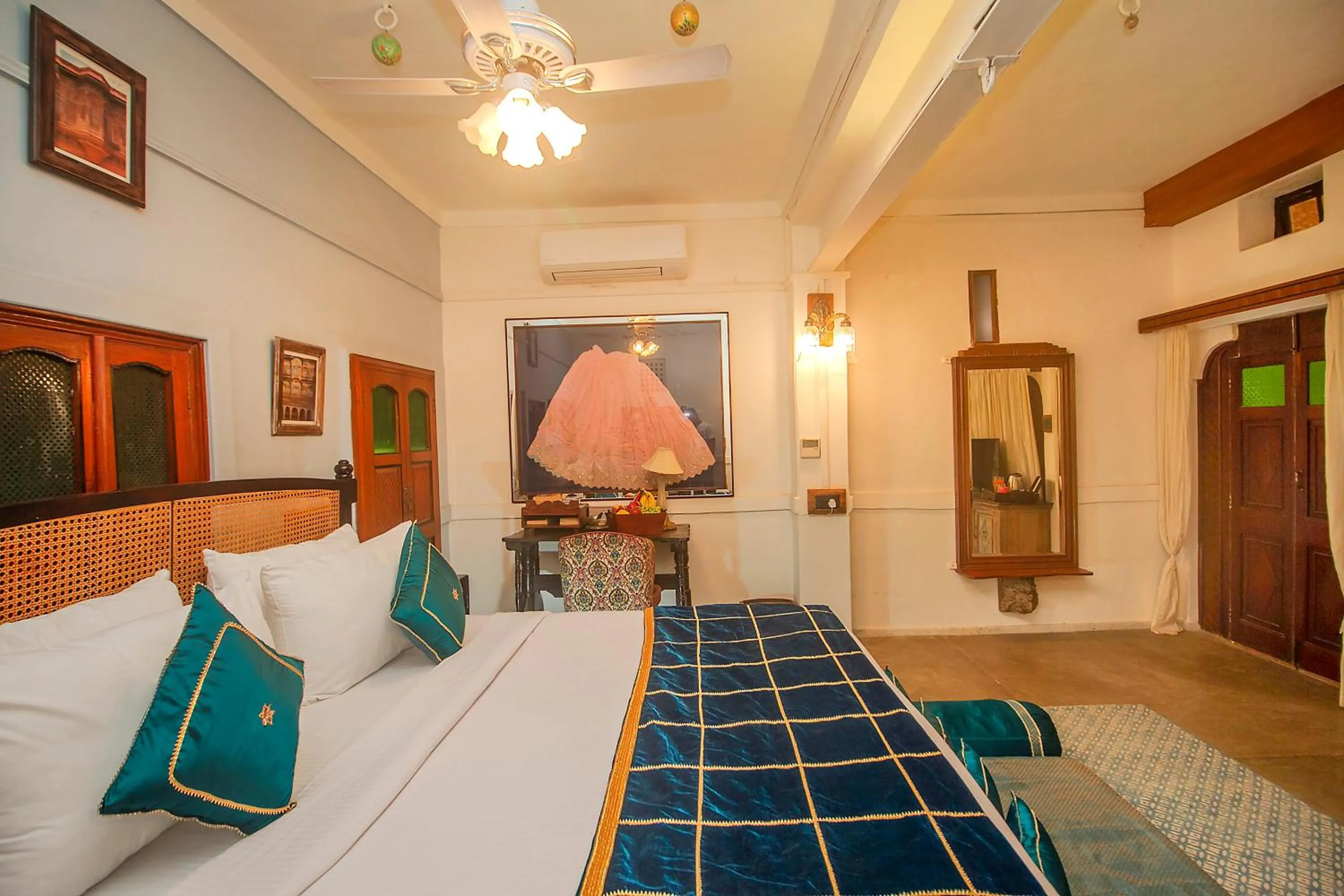 Bedroom, Bed in Amritara Manak Haveli, Jodhpur