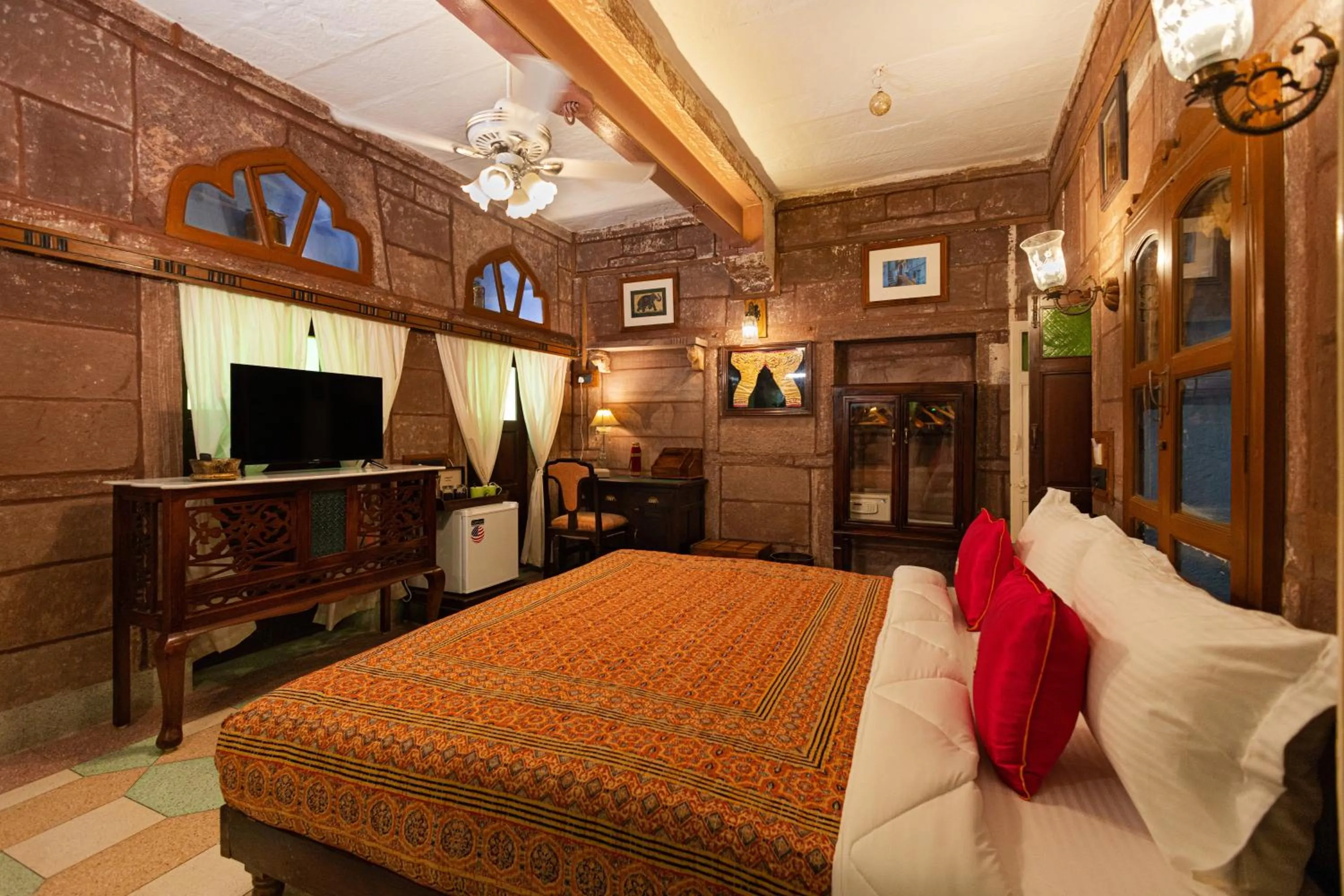 TV and multimedia, Bed in Amritara Manak Haveli, Jodhpur