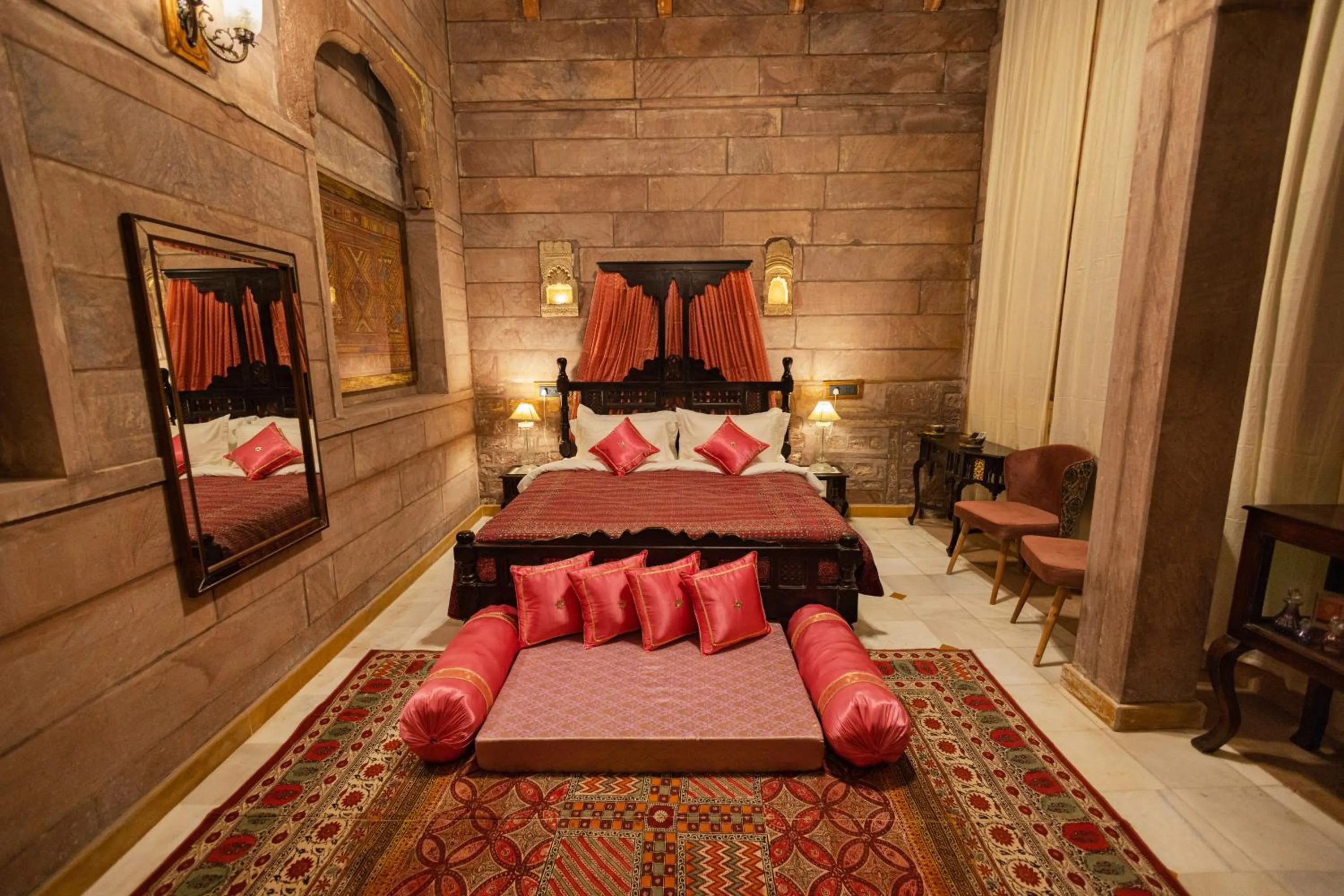 Bed in Amritara Manak Haveli, Jodhpur