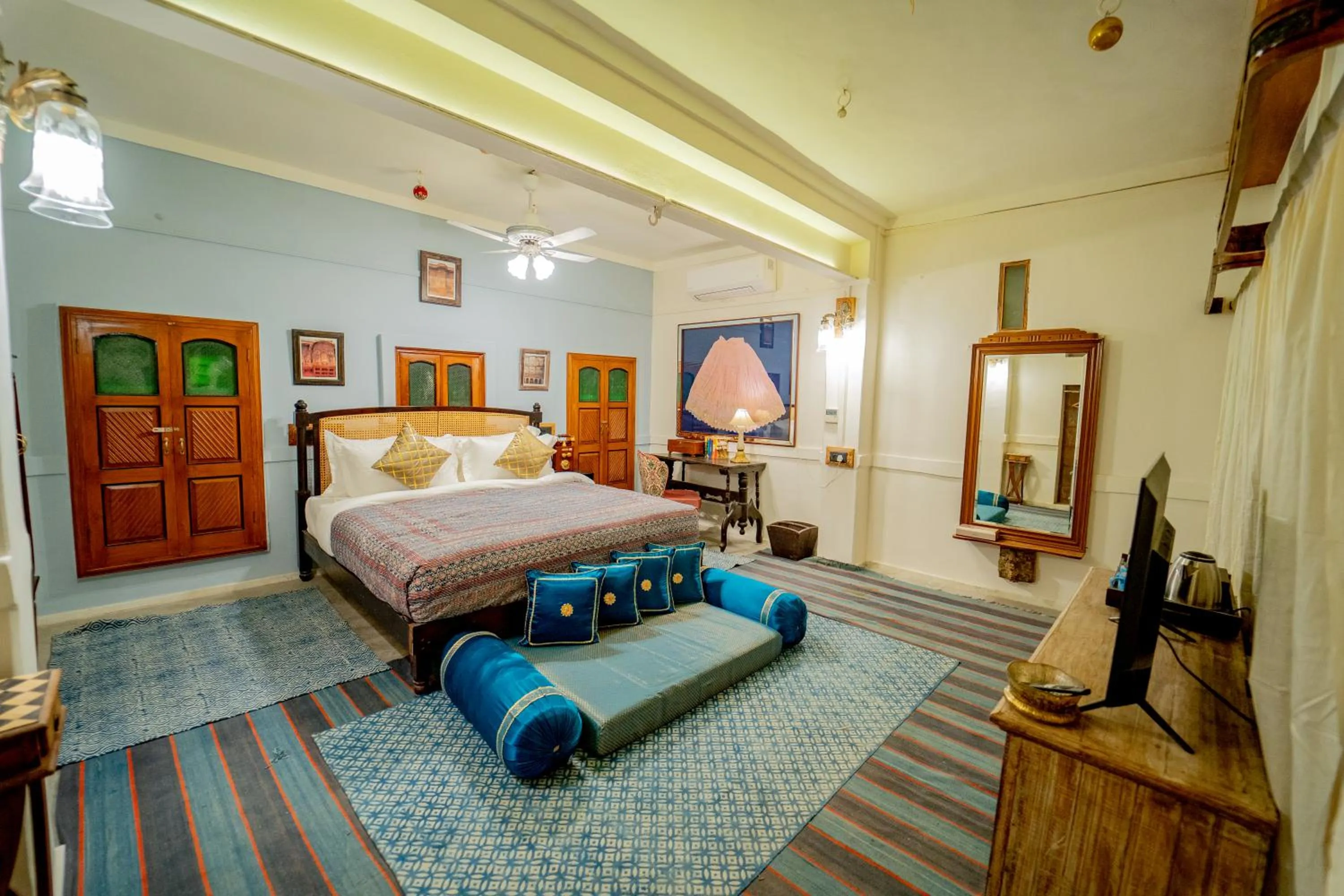 Photo of the whole room, Bed in Amritara Manak Haveli, Jodhpur