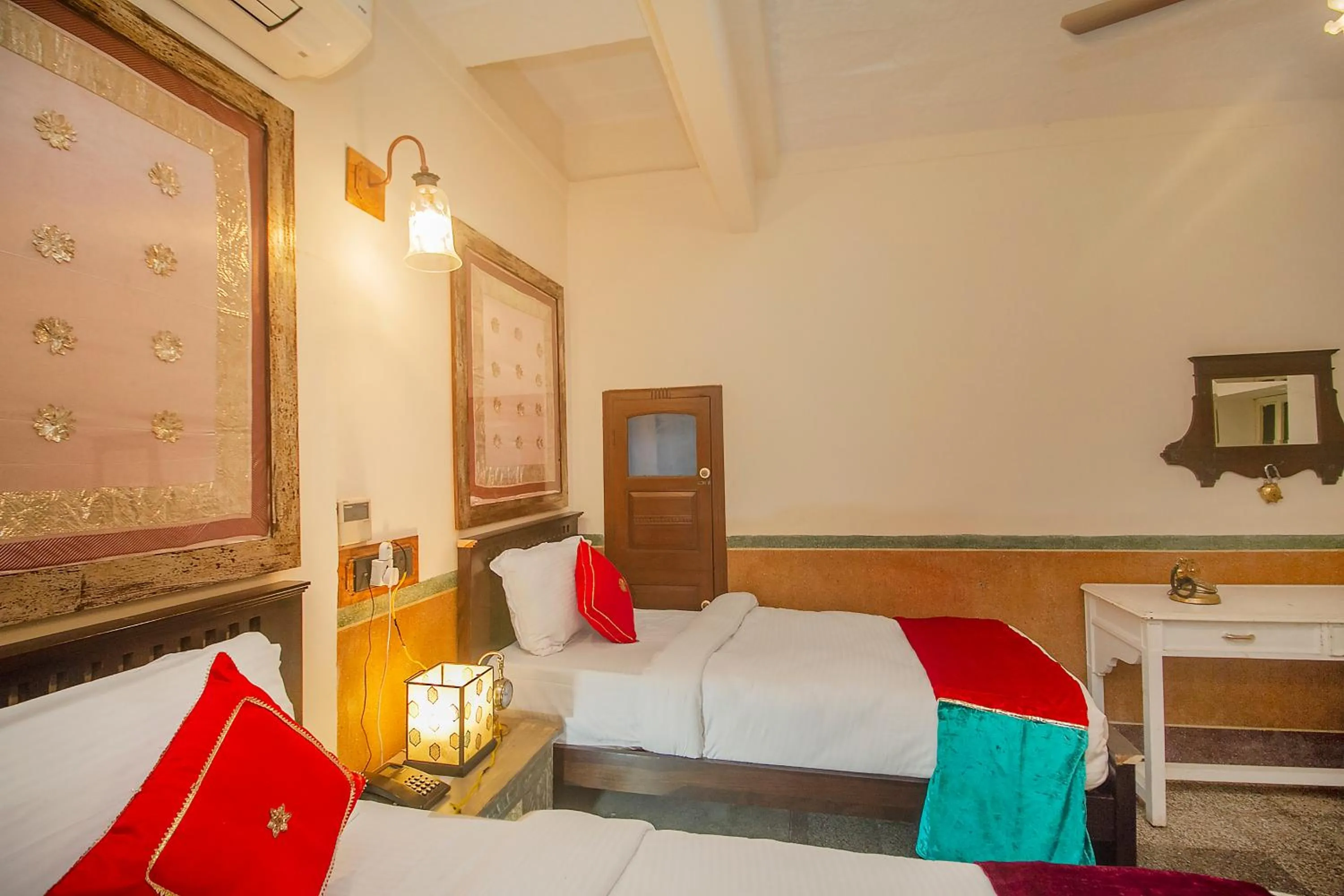 Bed in Amritara Manak Haveli, Jodhpur