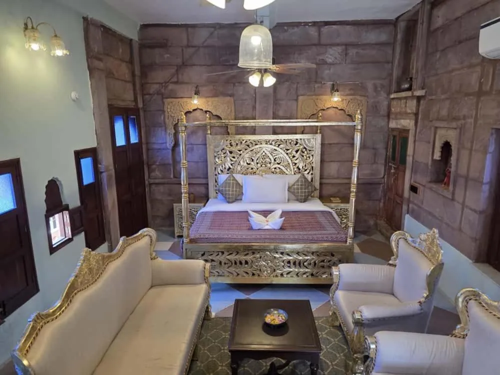 Bed in Amritara Manak Haveli, Jodhpur