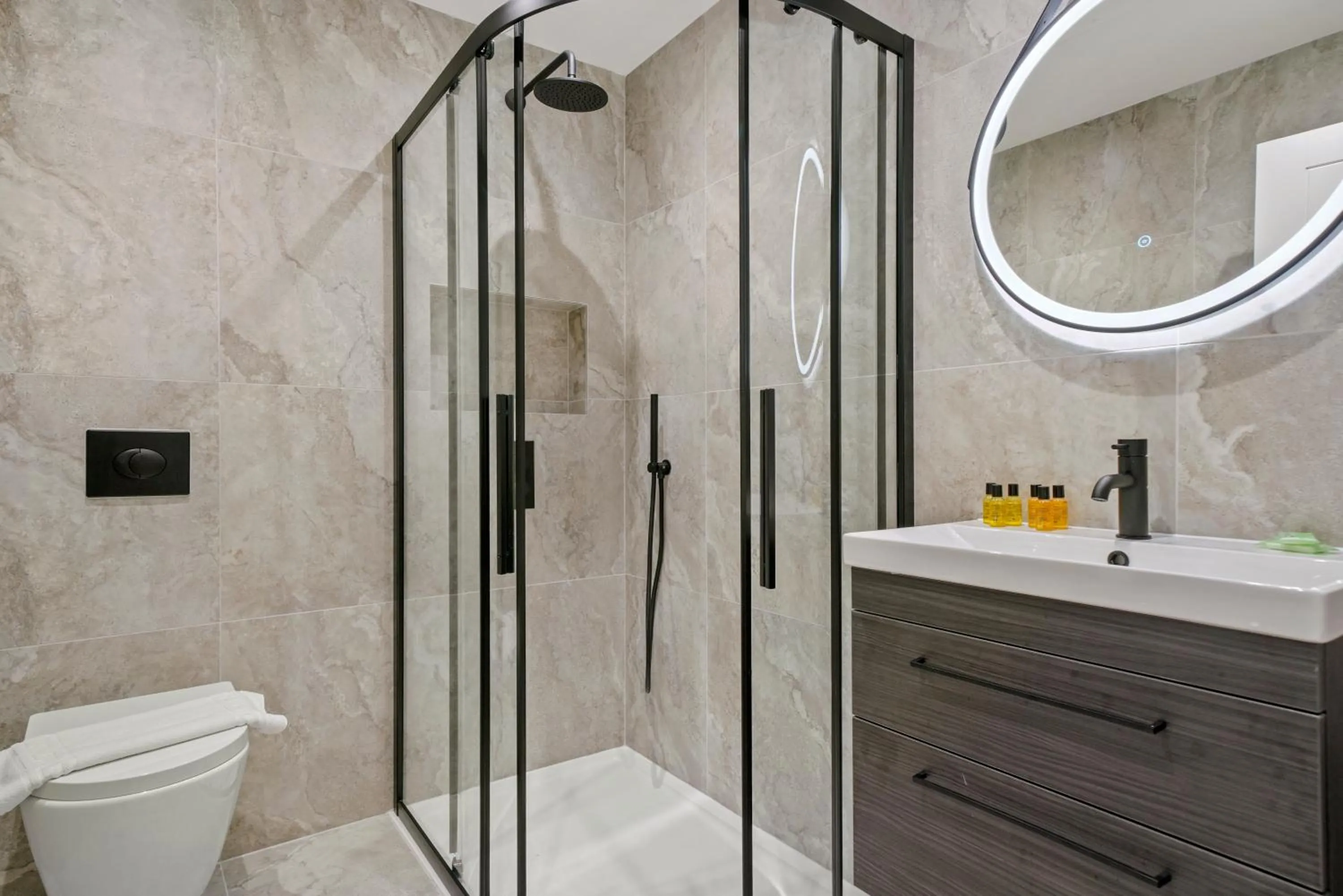 Shower in Executive 1 & 2 Bed Apartments in heart of London FREE WIFI by City Stay Aparts London