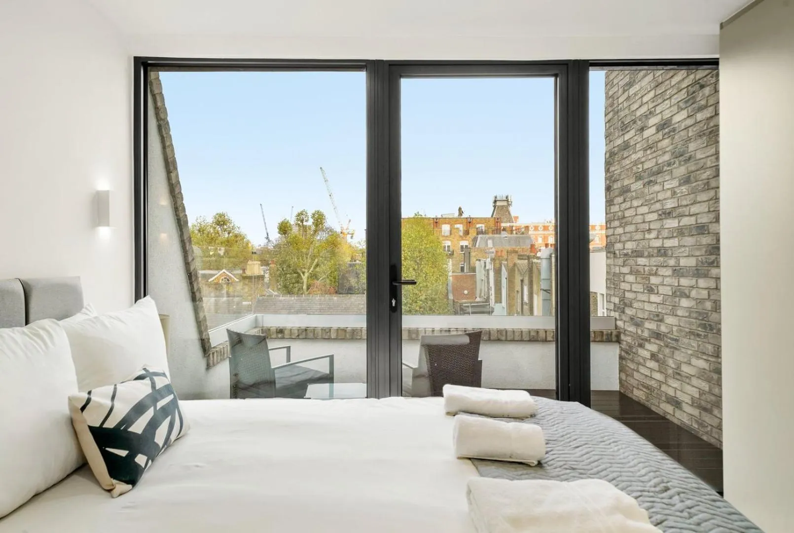 Bed in Executive 1 & 2 Bed Apartments in heart of London FREE WIFI by City Stay Aparts London