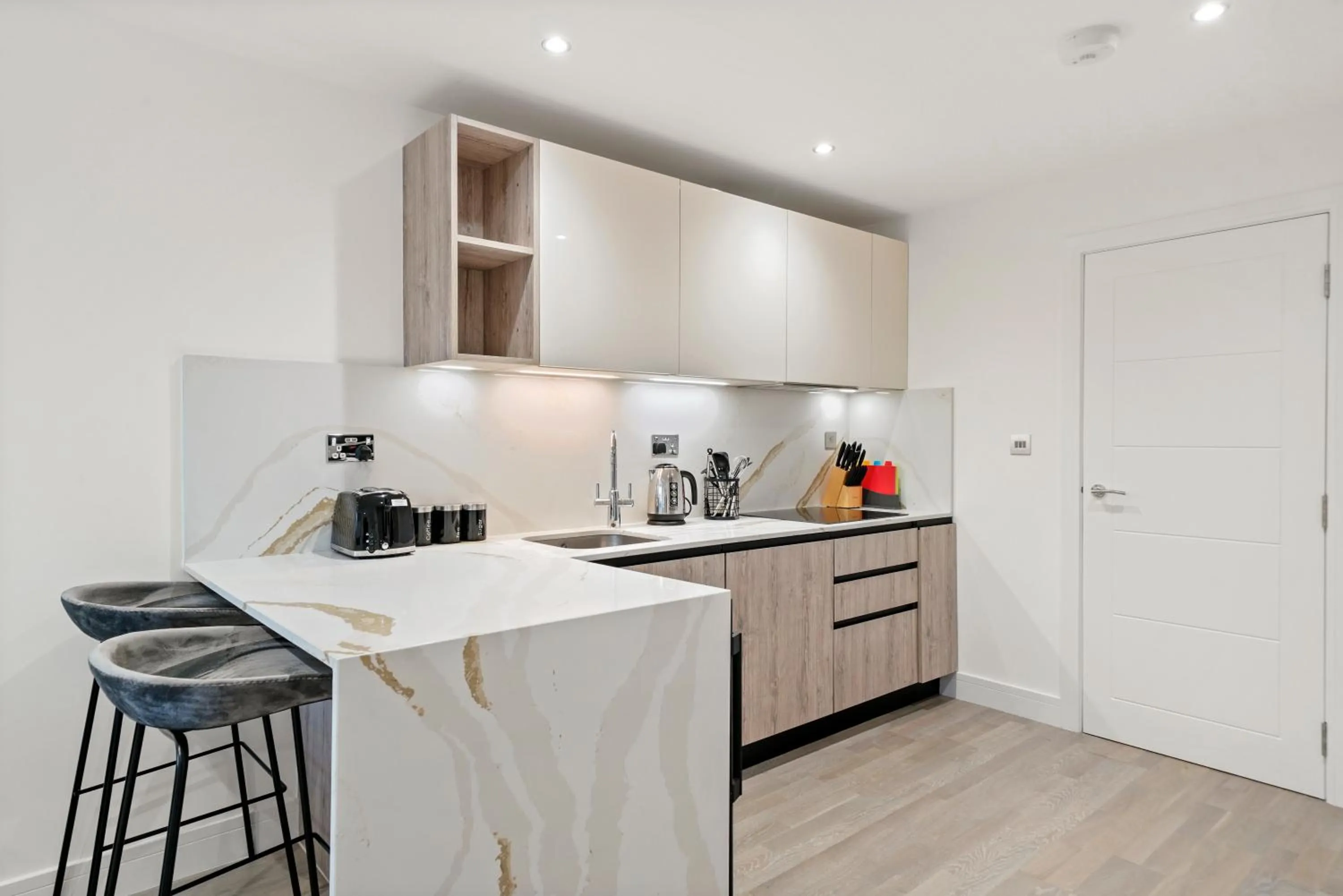 Kitchen or kitchenette in Executive 1 & 2 Bed Apartments in heart of London FREE WIFI by City Stay Aparts London