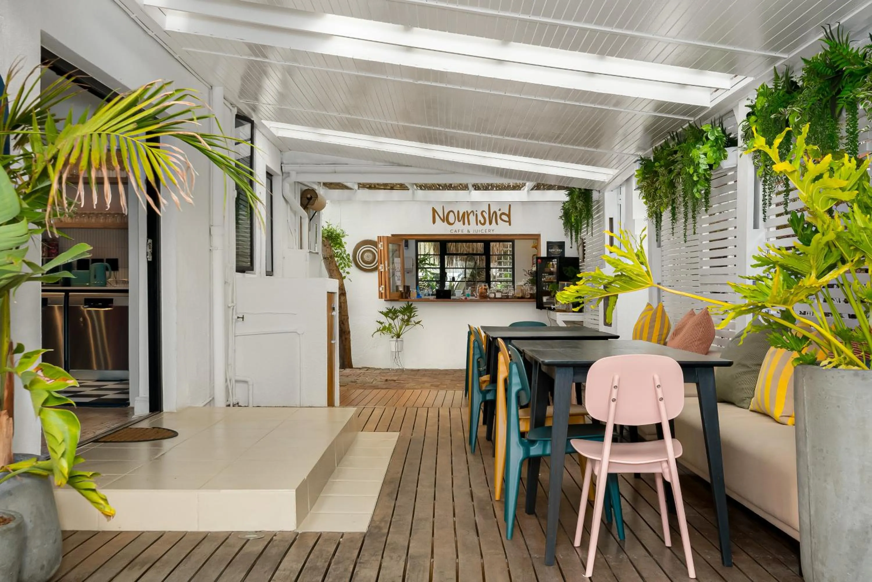 Restaurant/places to eat in Neighbourgood Hill