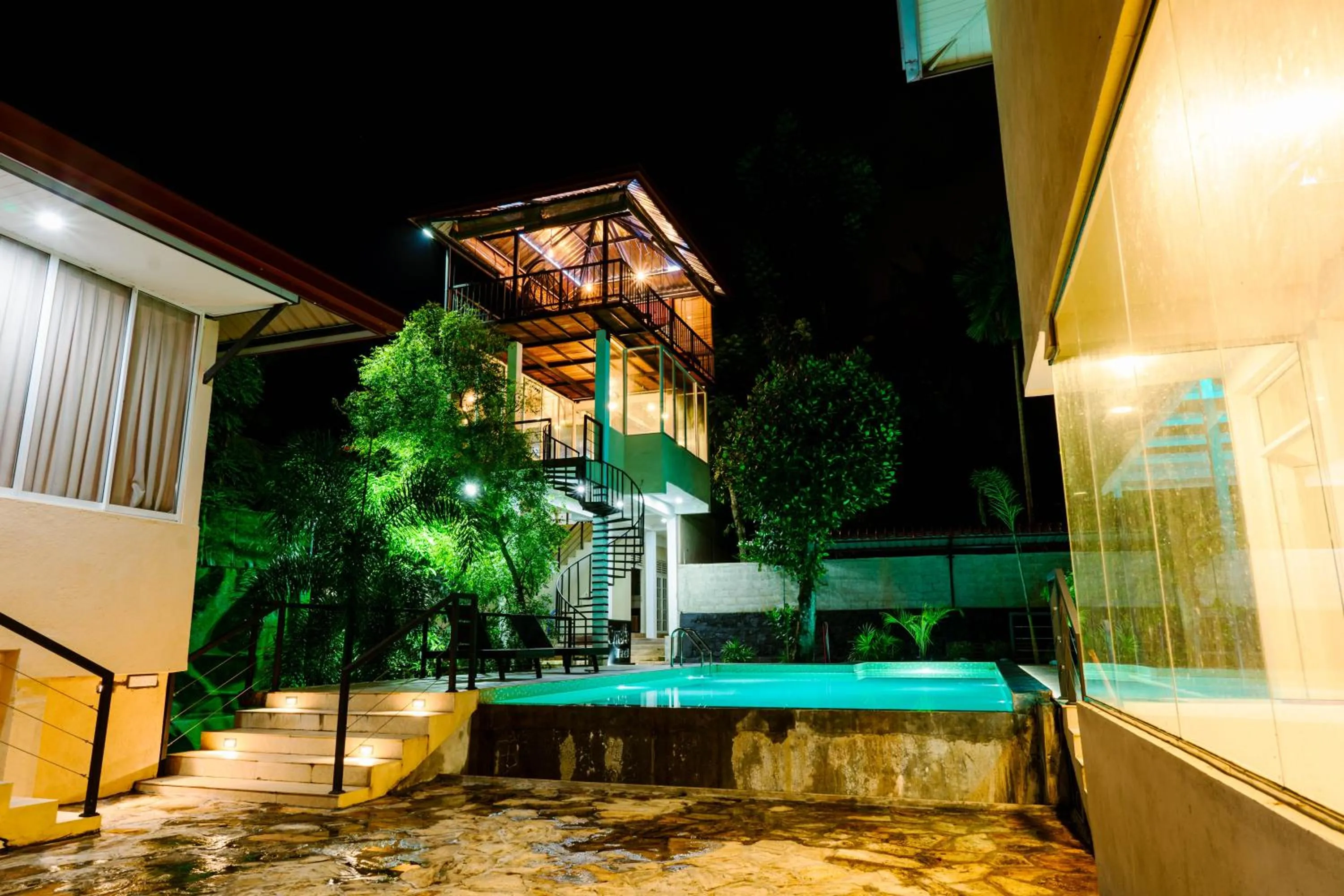 Swimming pool in Savenndra Resorts