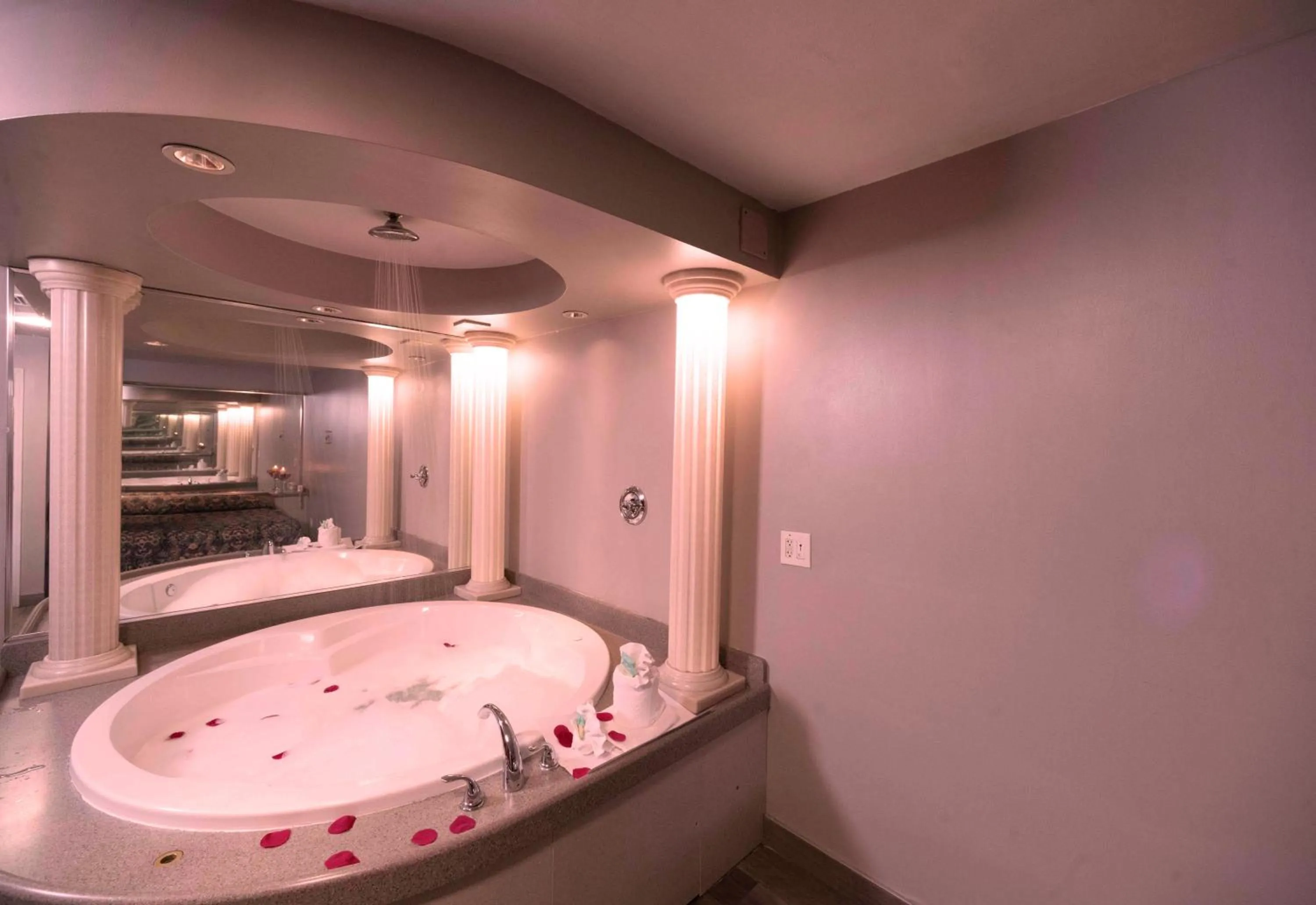 Hot Tub in Post Road Inn Motel