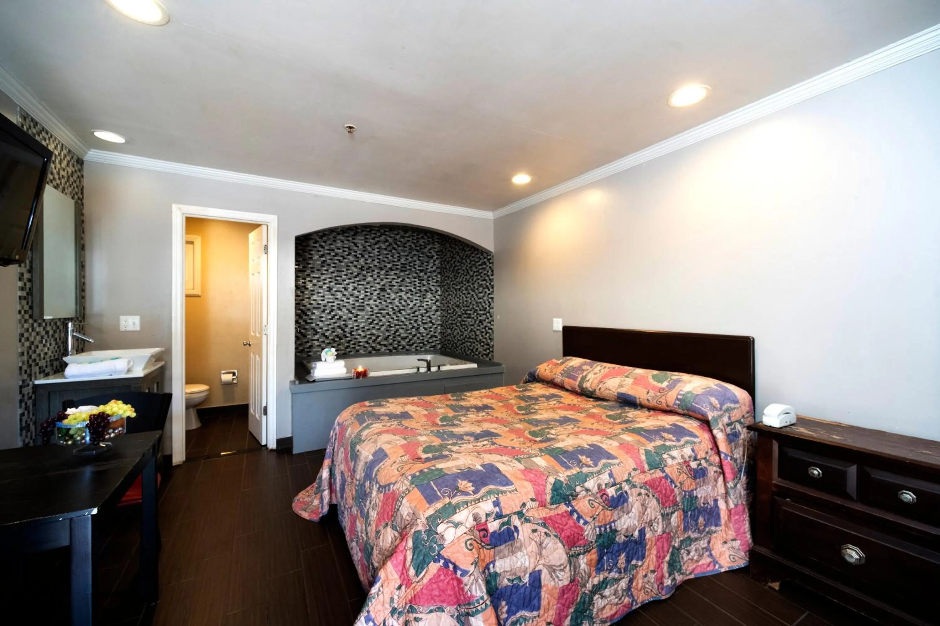 Photo of the whole room in Post Road Inn Motel