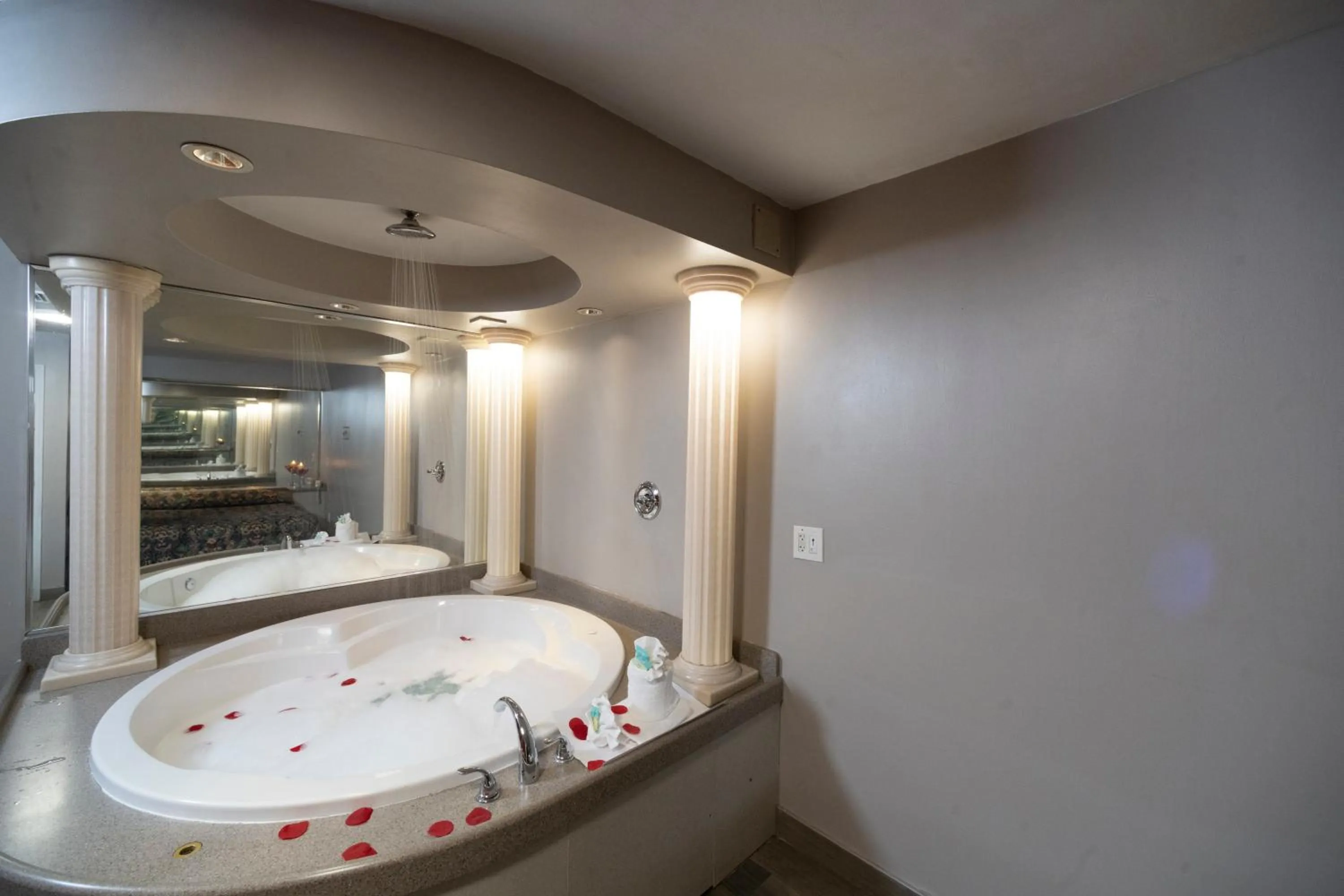 Hot Tub in Post Road Inn Motel