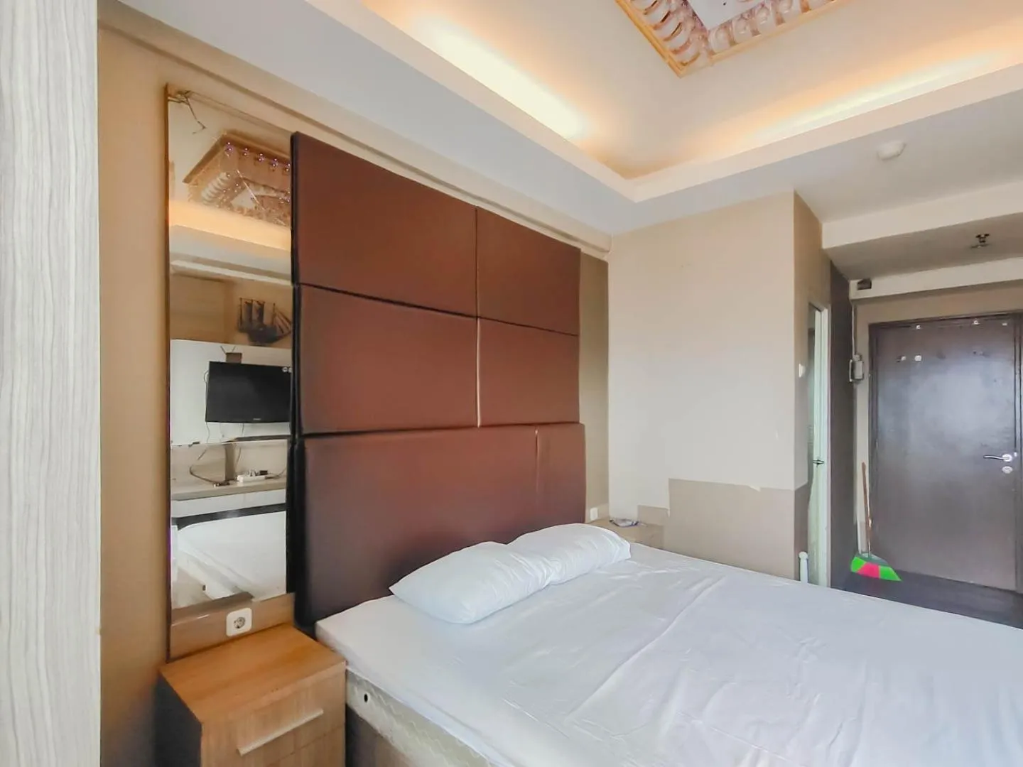 Photo of the whole room, Bed in RedLiving Apartemen The Suites Metro - King Property Tower C