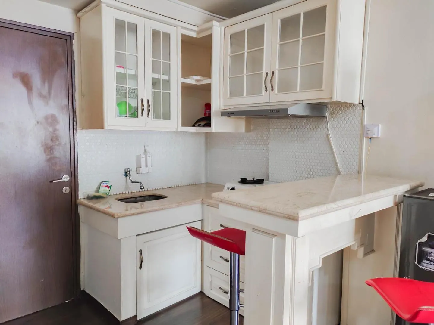 Kitchen or kitchenette in RedLiving Apartemen The Suites Metro - King Property Tower C