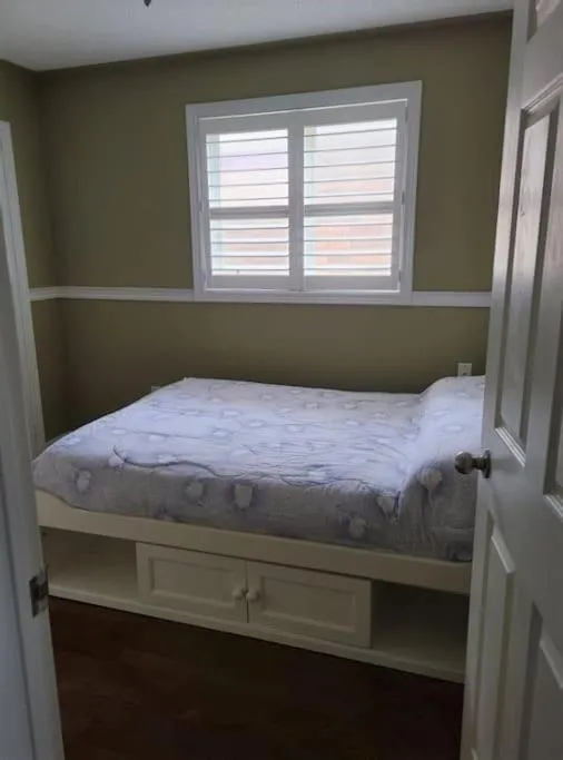 Bed in Top Floor of House in S Vaughan All to Yourself