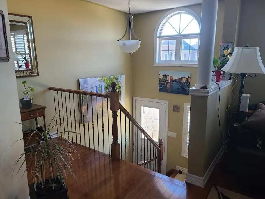 Top Floor of House in S Vaughan All to Yourself