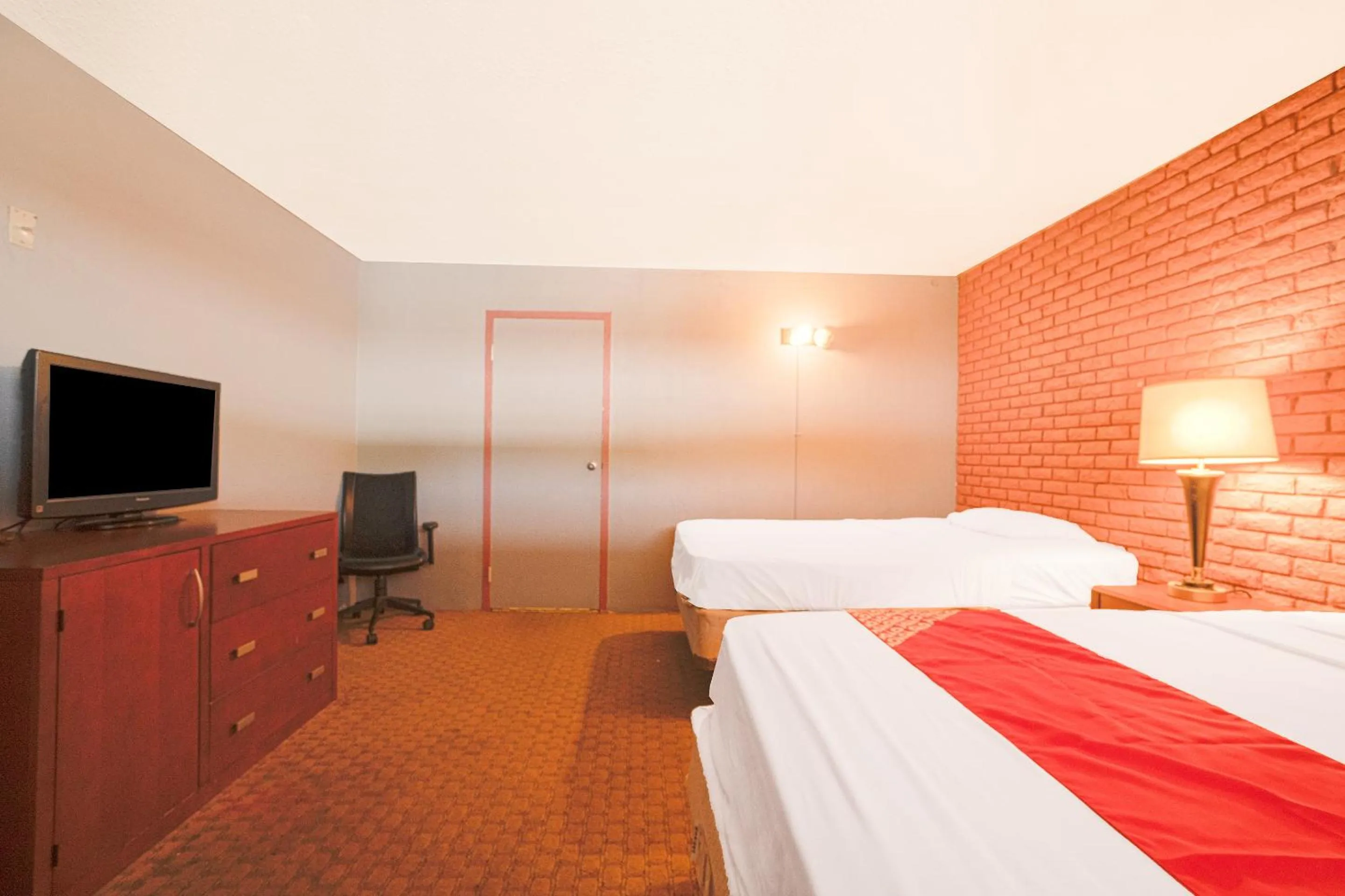 Bedroom in Town & Country Motel Bossier City by OYO