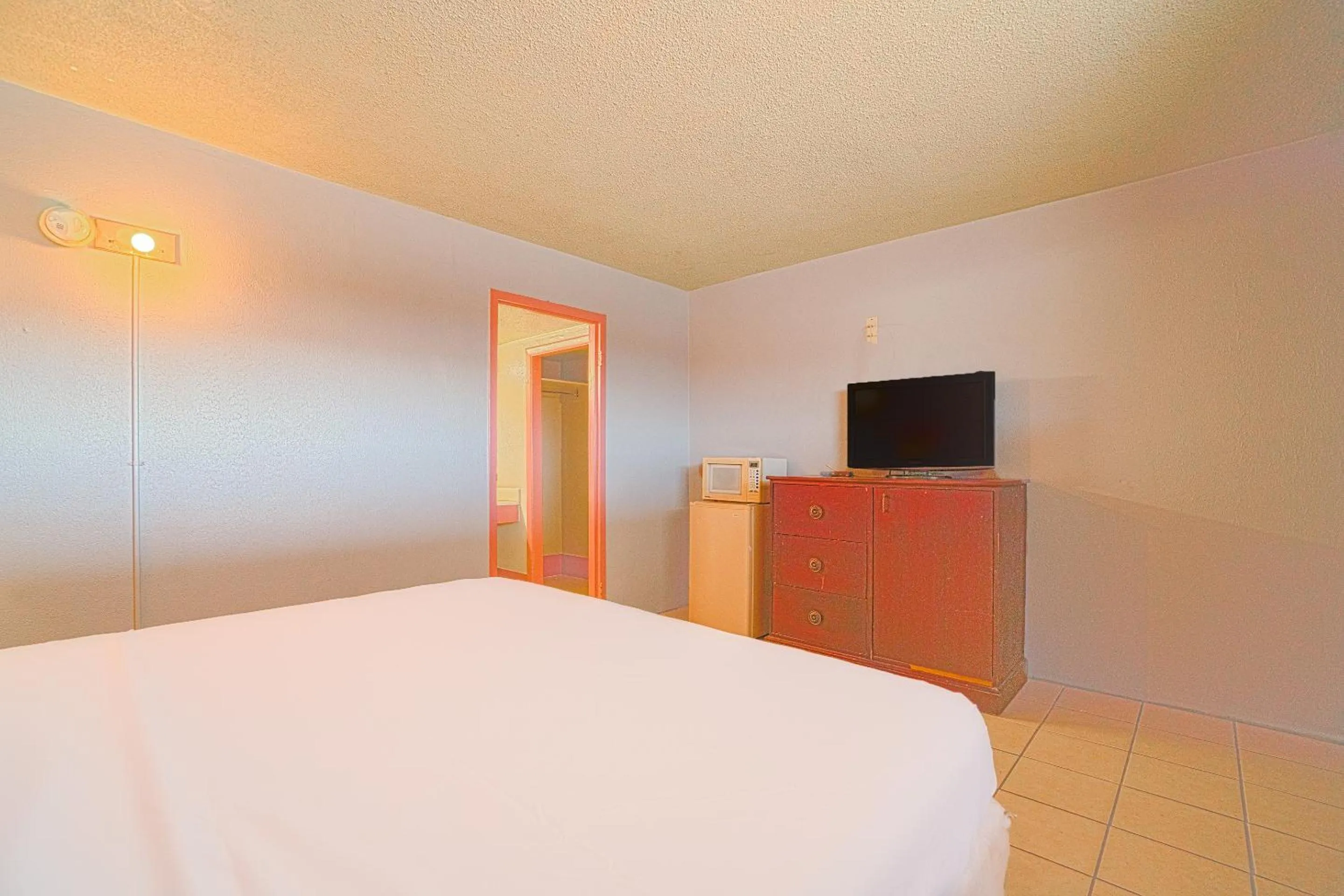 Bedroom in Town & Country Motel Bossier City by OYO