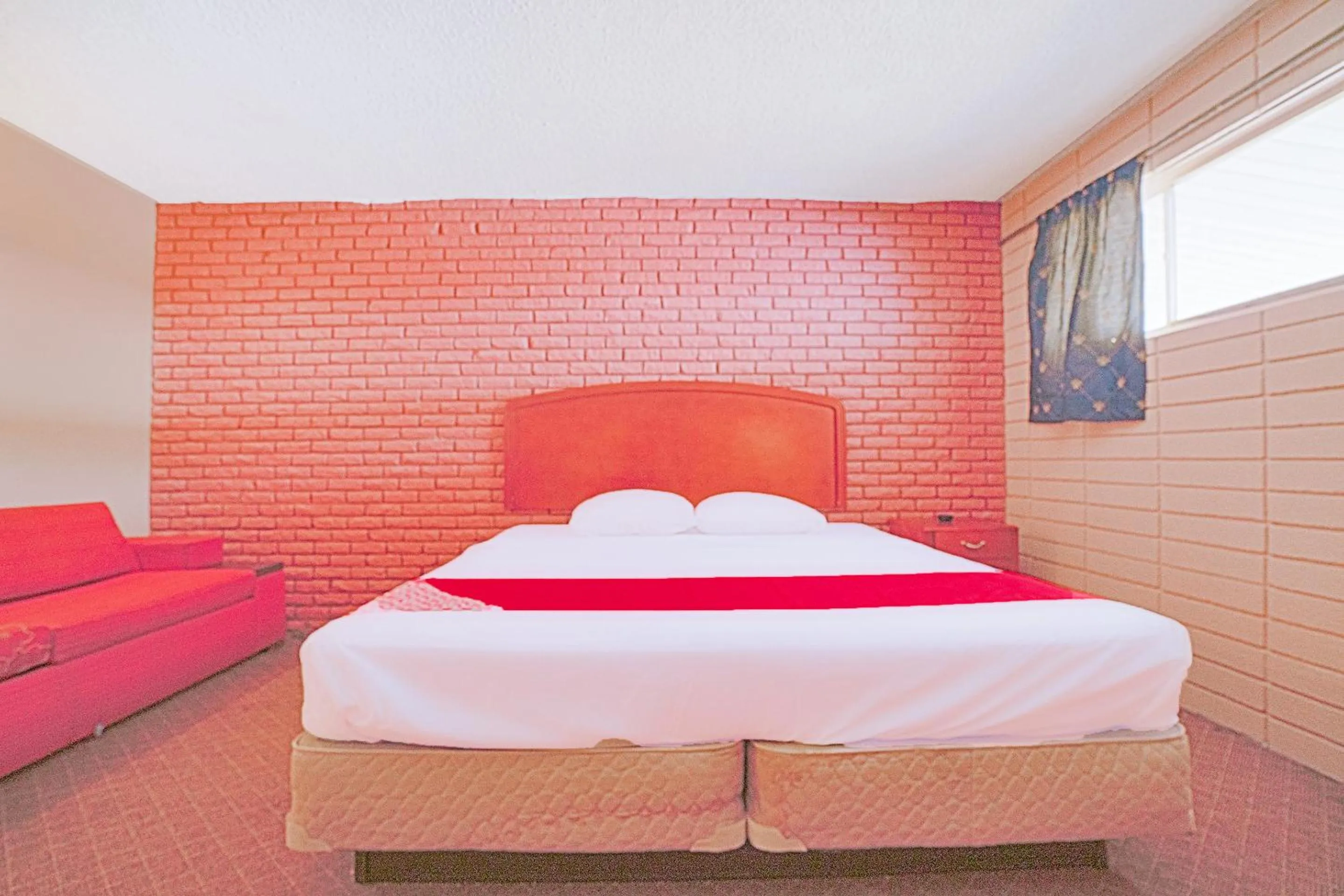 Bedroom in Town & Country Motel Bossier City by OYO