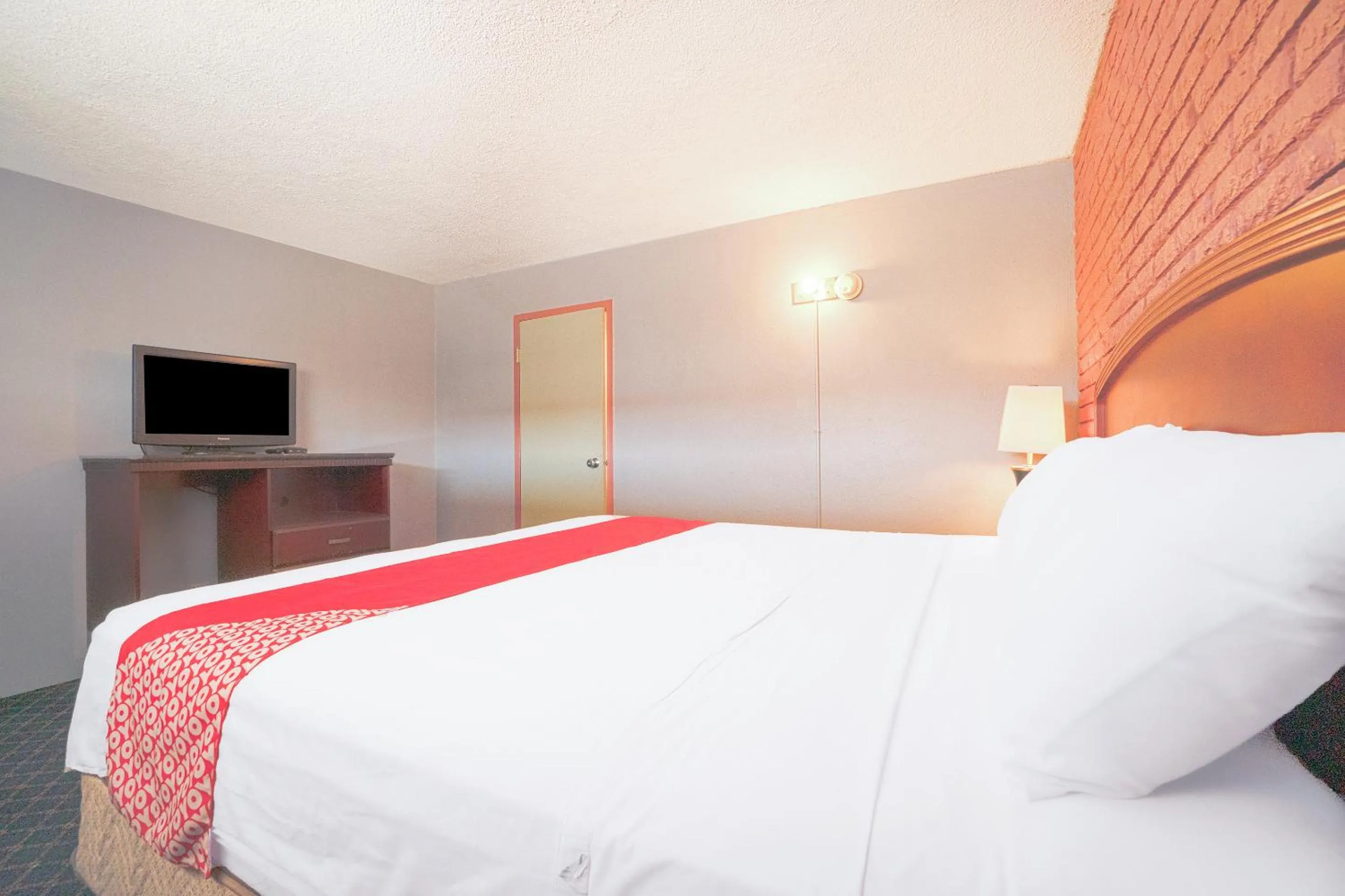 Bedroom in Town & Country Motel Bossier City by OYO