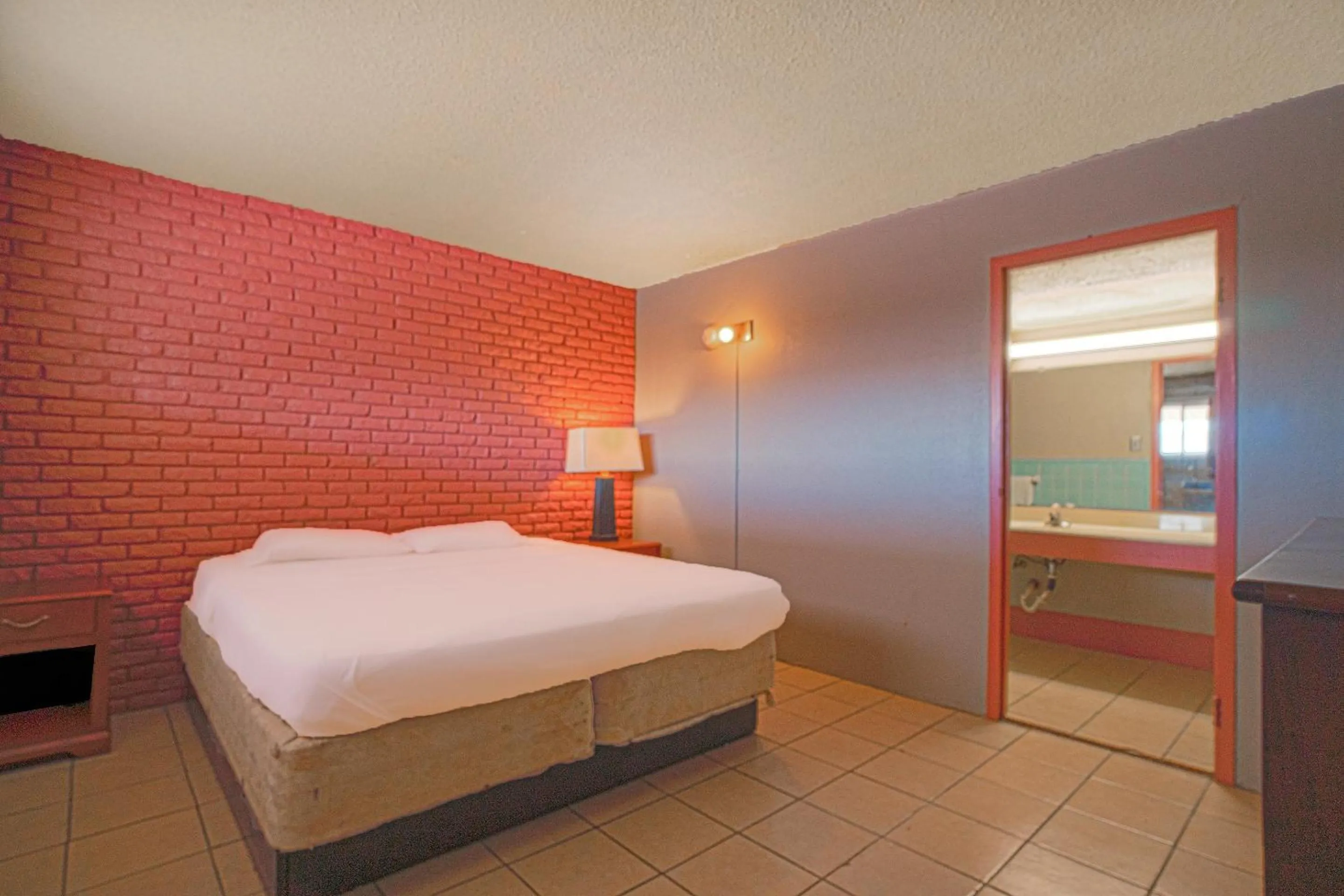 Bedroom in Town & Country Motel Bossier City by OYO