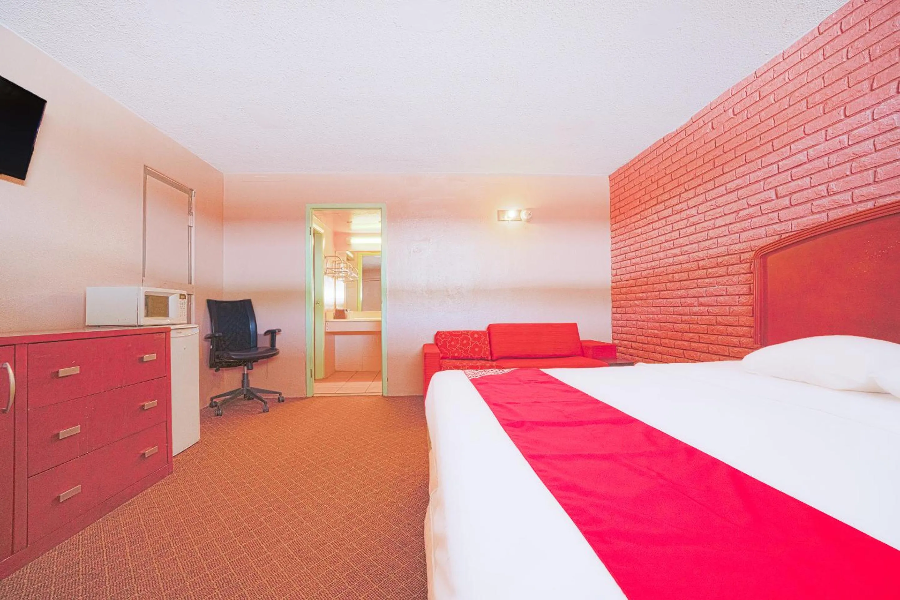 Bedroom in Town & Country Motel Bossier City by OYO
