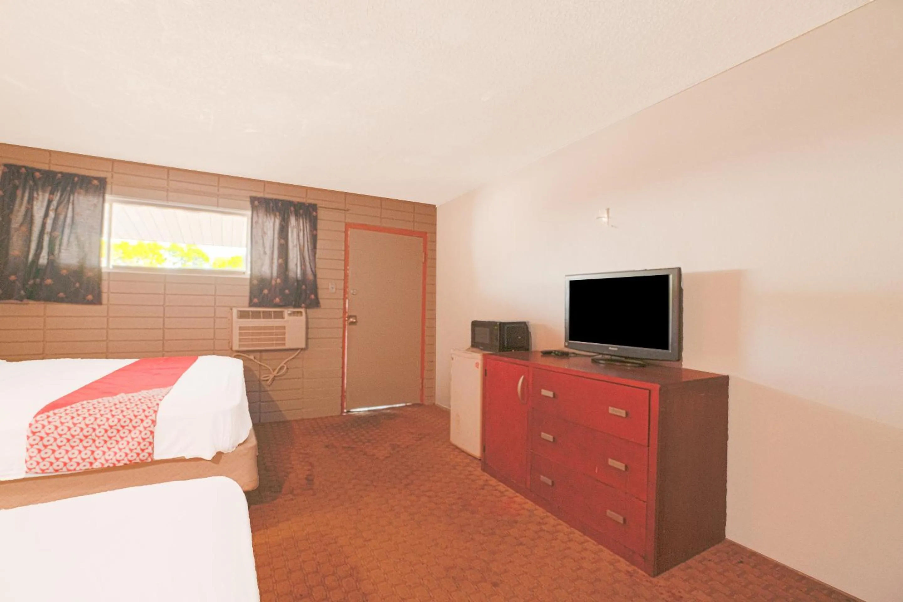 Bedroom in Town & Country Motel Bossier City by OYO