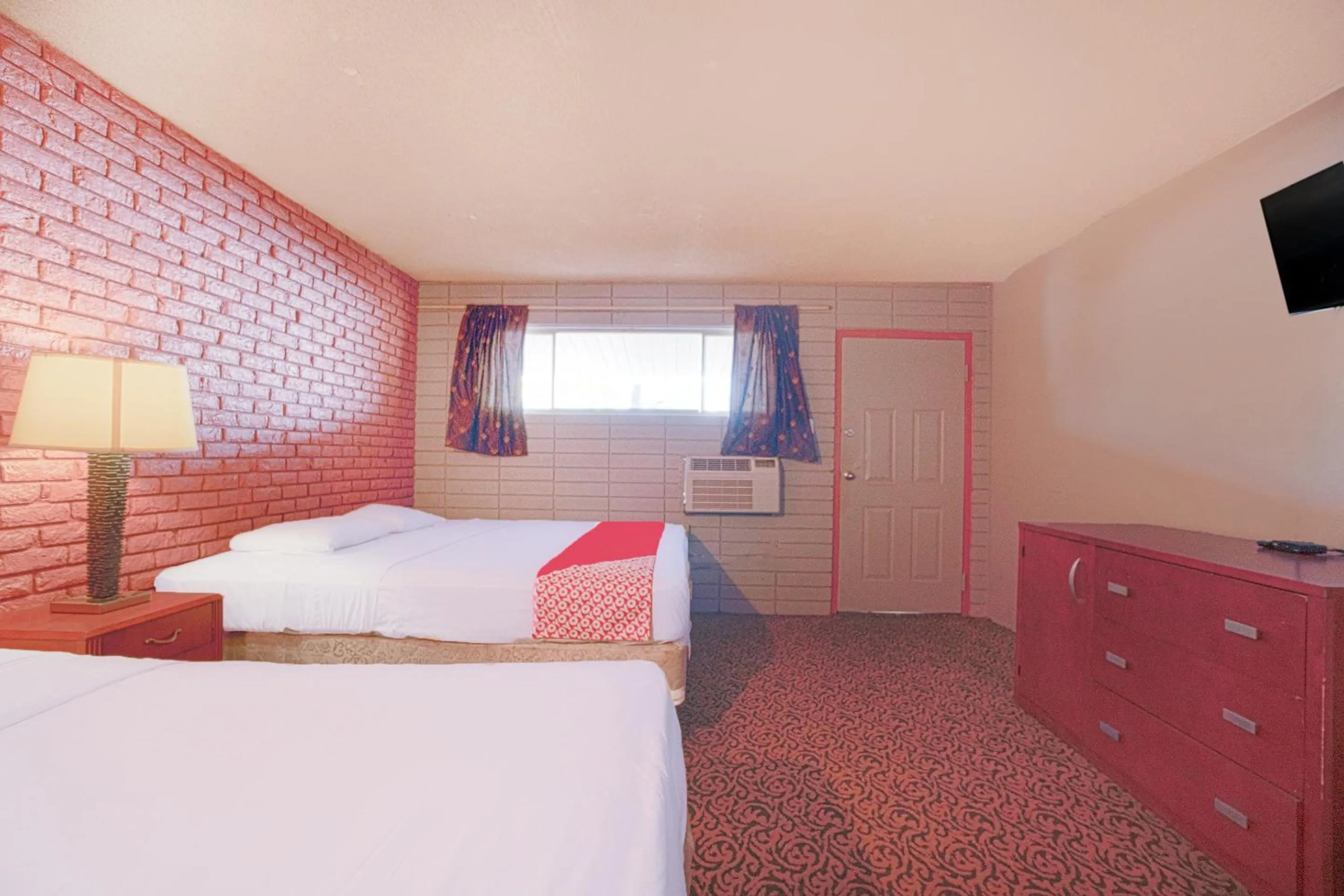 Bedroom in Town & Country Motel Bossier City by OYO