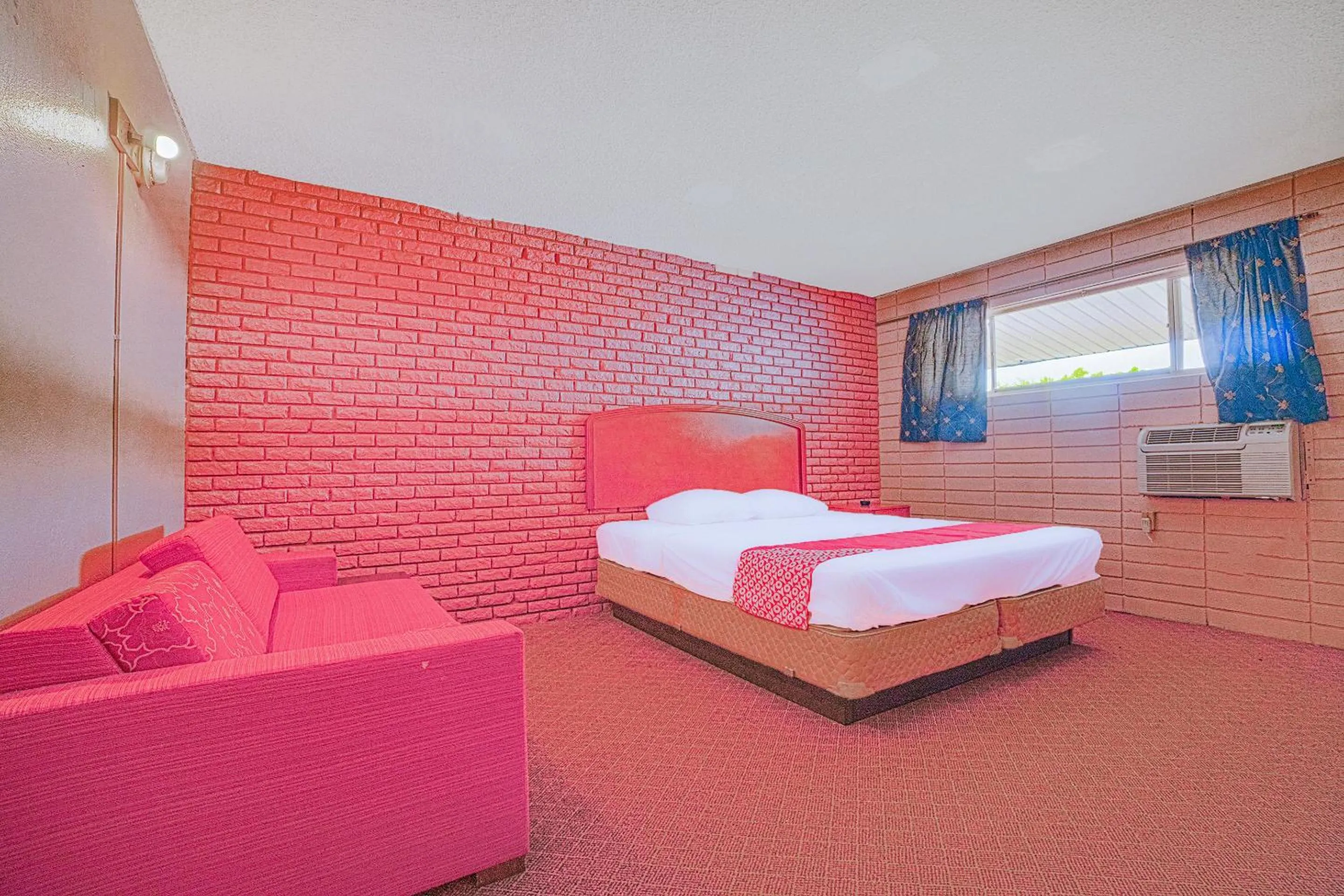 Bedroom in Town & Country Motel Bossier City by OYO