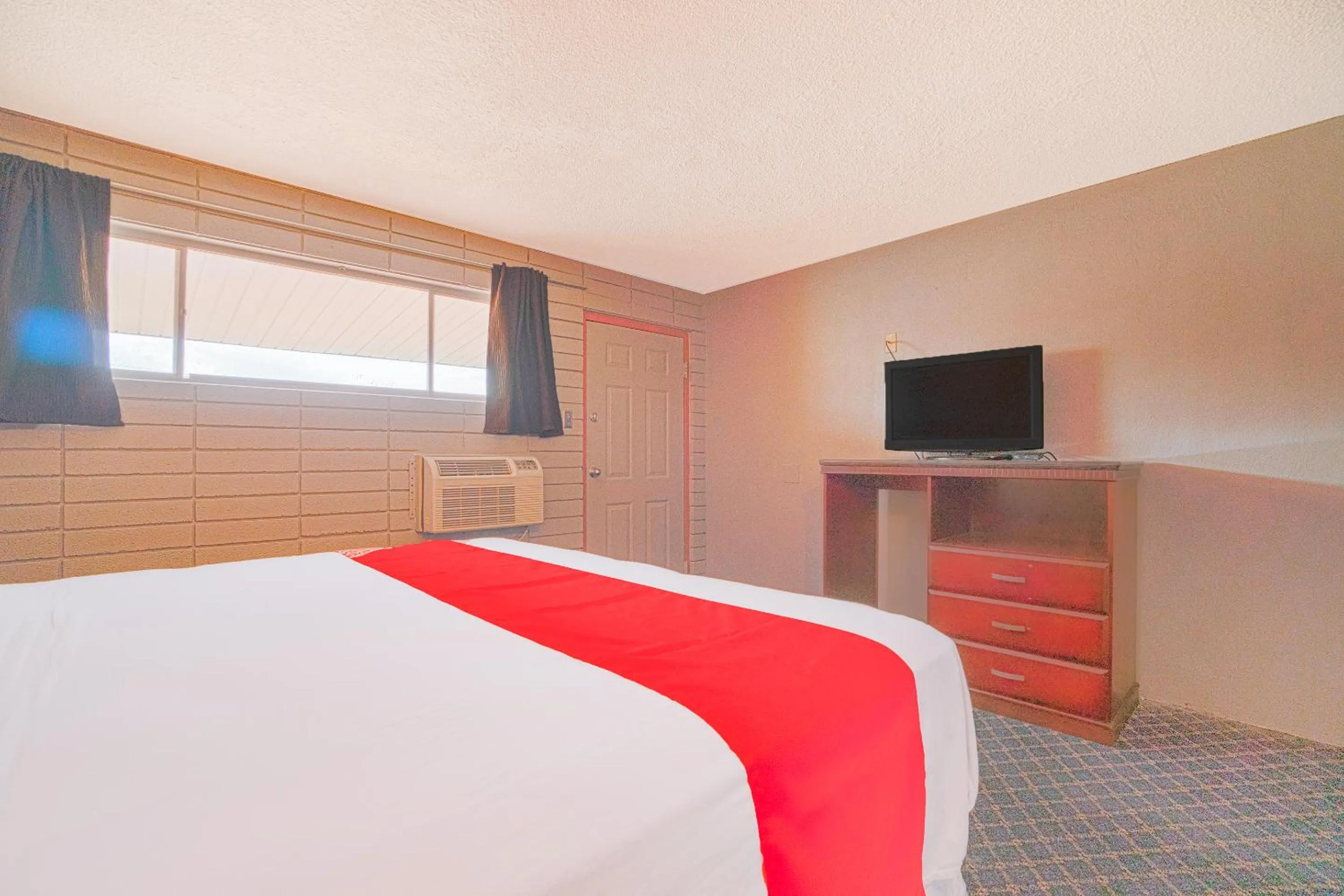 Bedroom in Town & Country Motel Bossier City by OYO