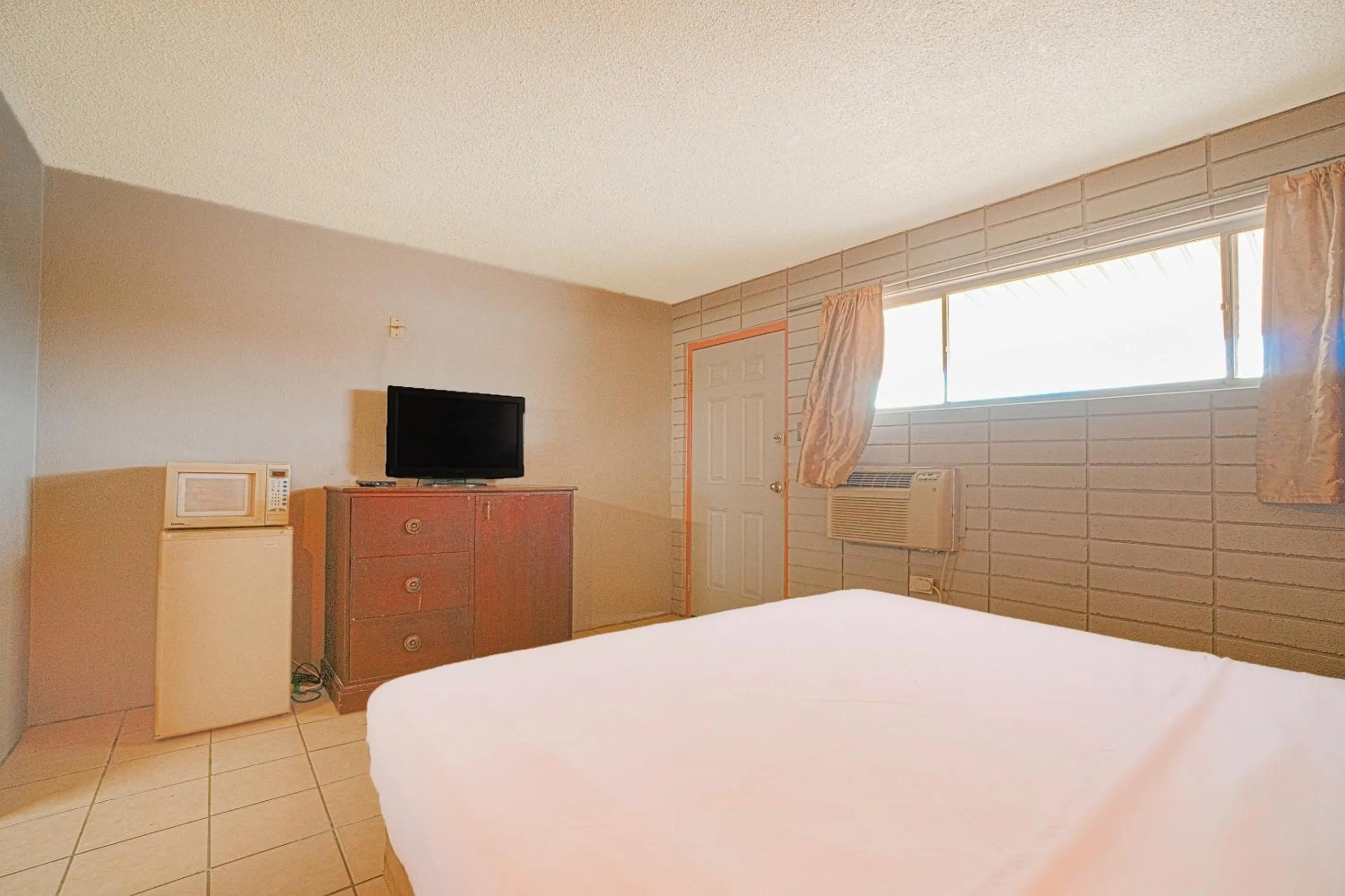 Bedroom in Town & Country Motel Bossier City by OYO