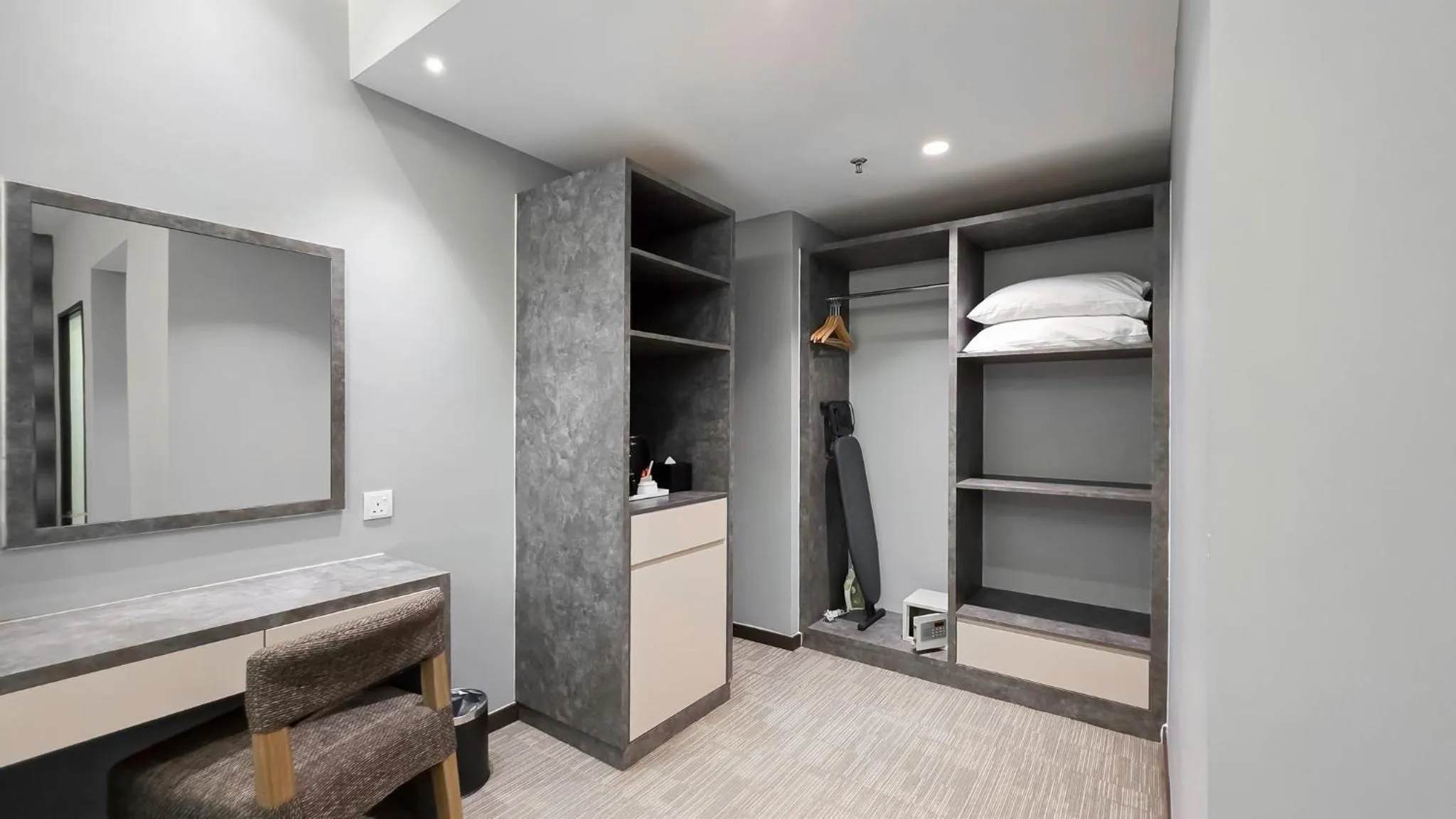 Coffee/tea facilities, Bed in Fives Hotel DNP