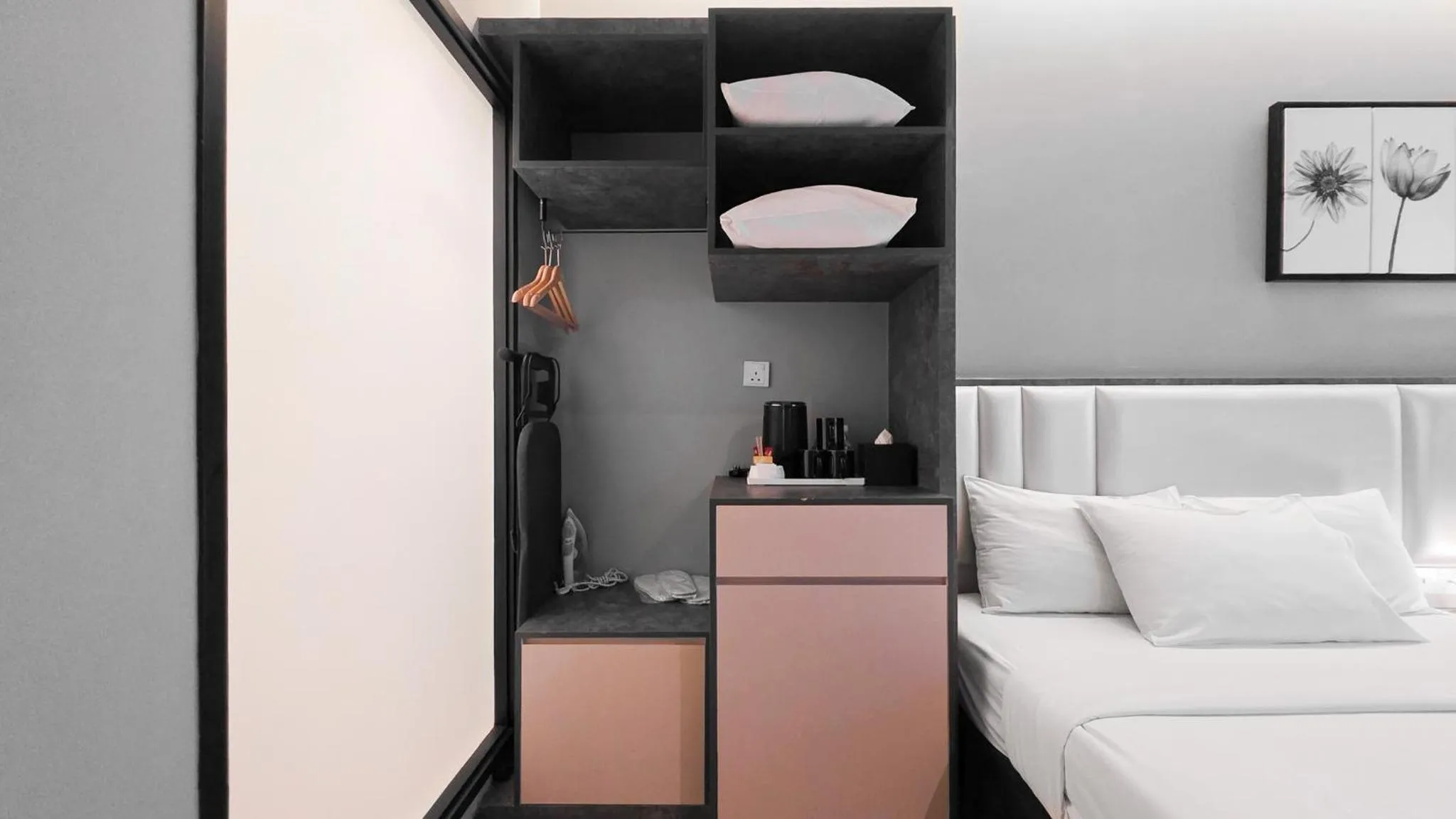 Coffee/tea facilities, Bed in Fives Hotel DNP