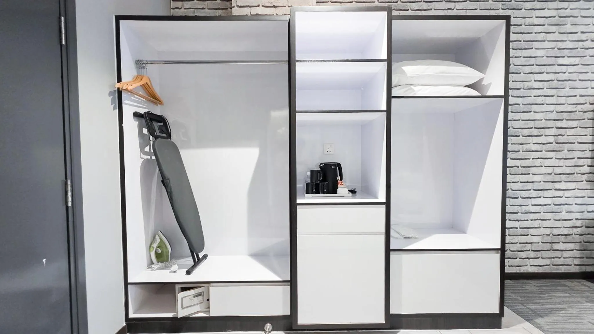 Coffee/tea facilities in Fives Hotel DNP