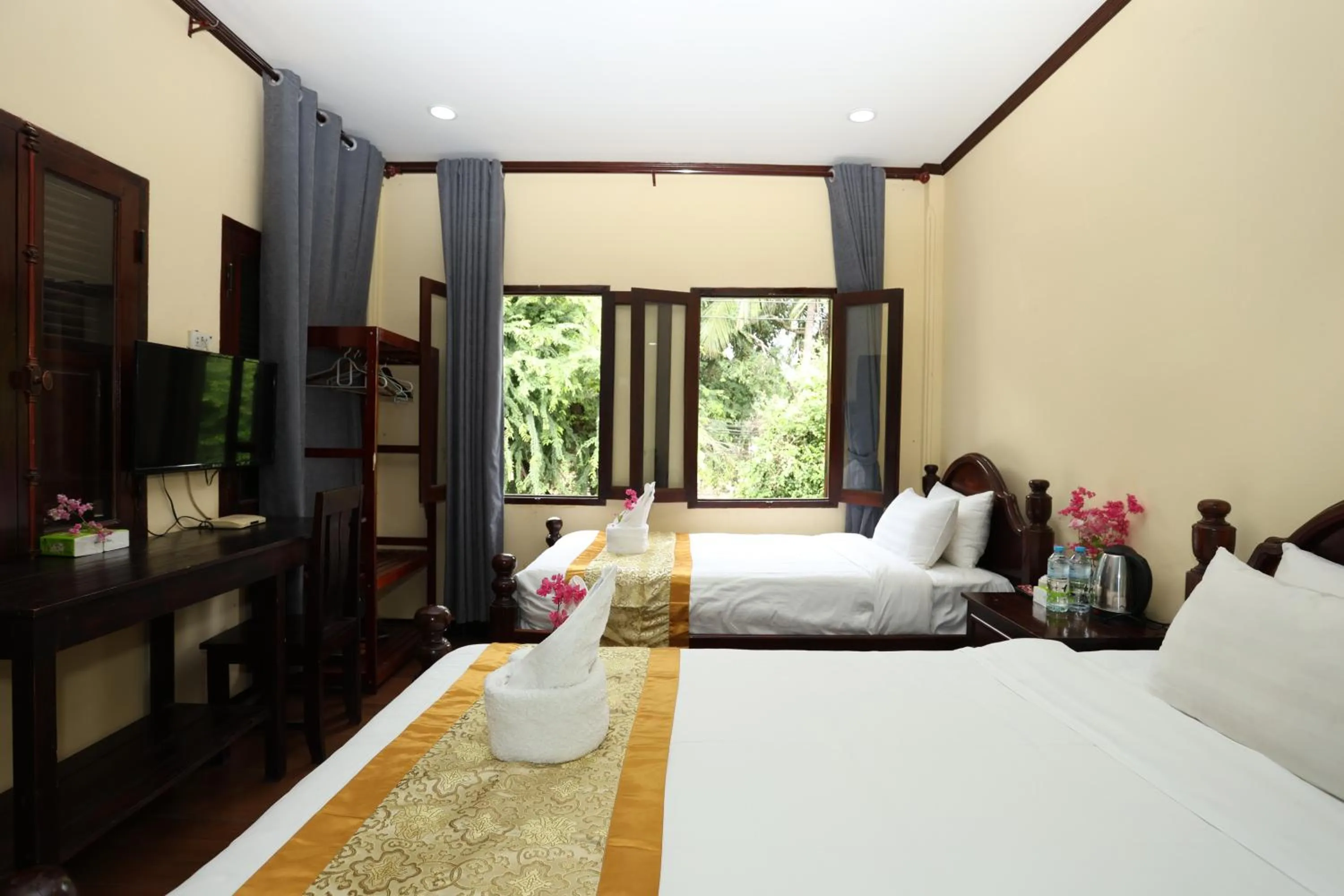 Bedroom, Bed in We House River View