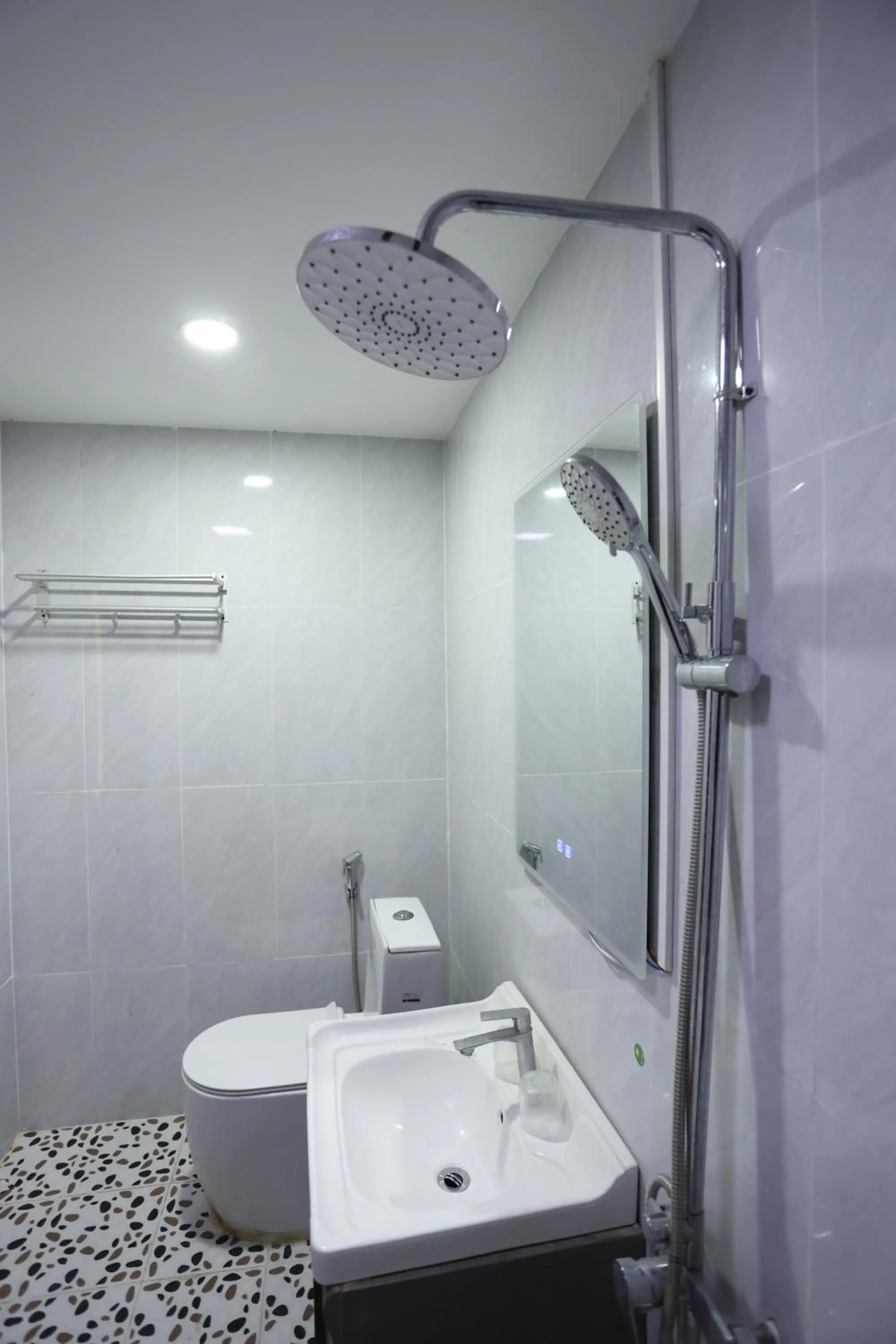 Shower in We House River View