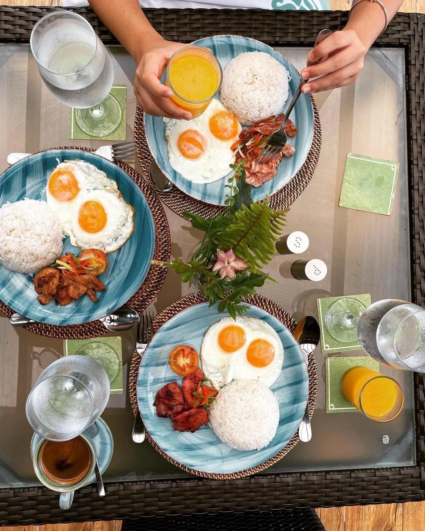 Restaurant/places to eat in Amila Dive Beach Resort