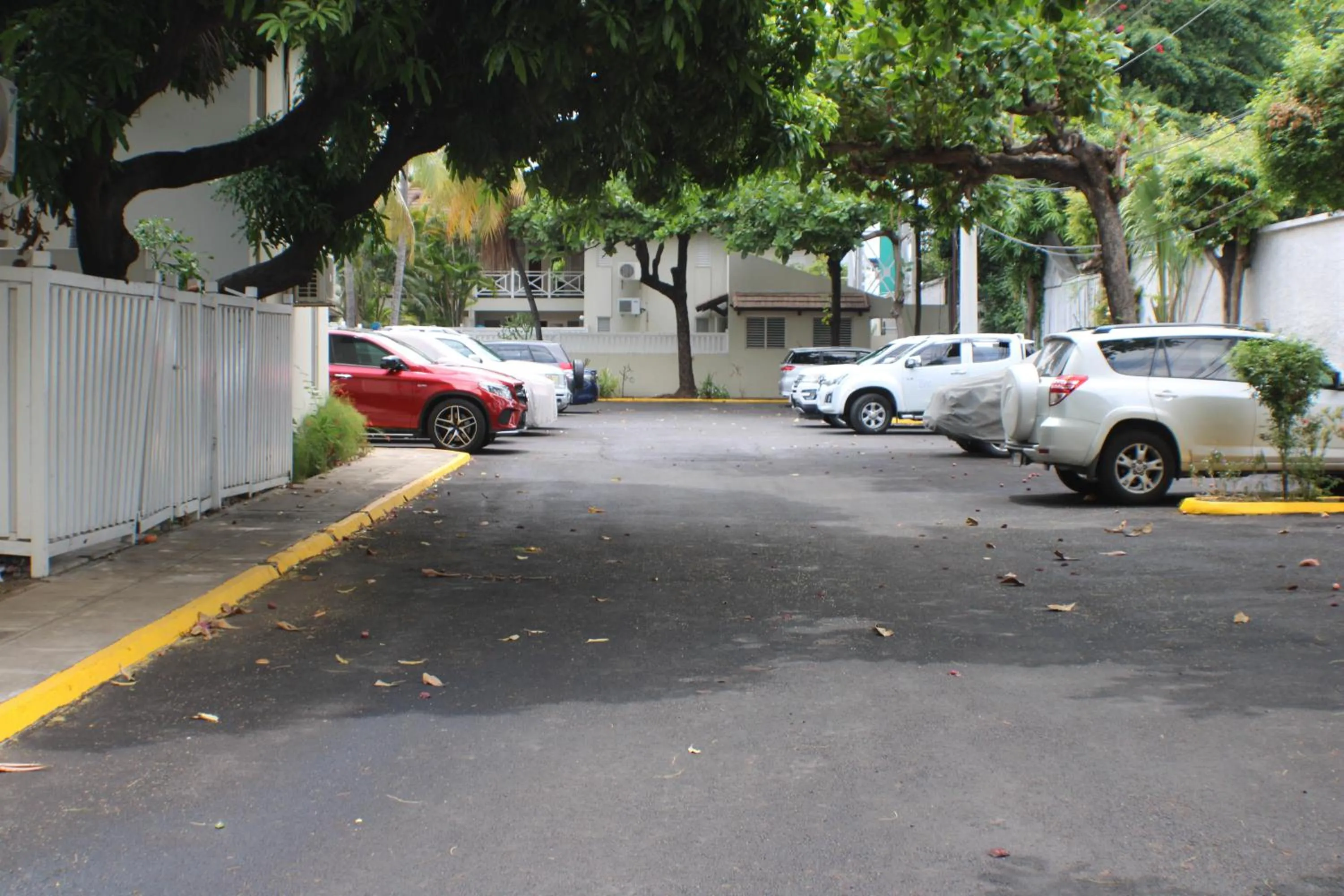 Parking in Finest Accommodation Renfrew Place 1 Bedroom Apt # 42 New Kgn 4--12 Renfrew Rd