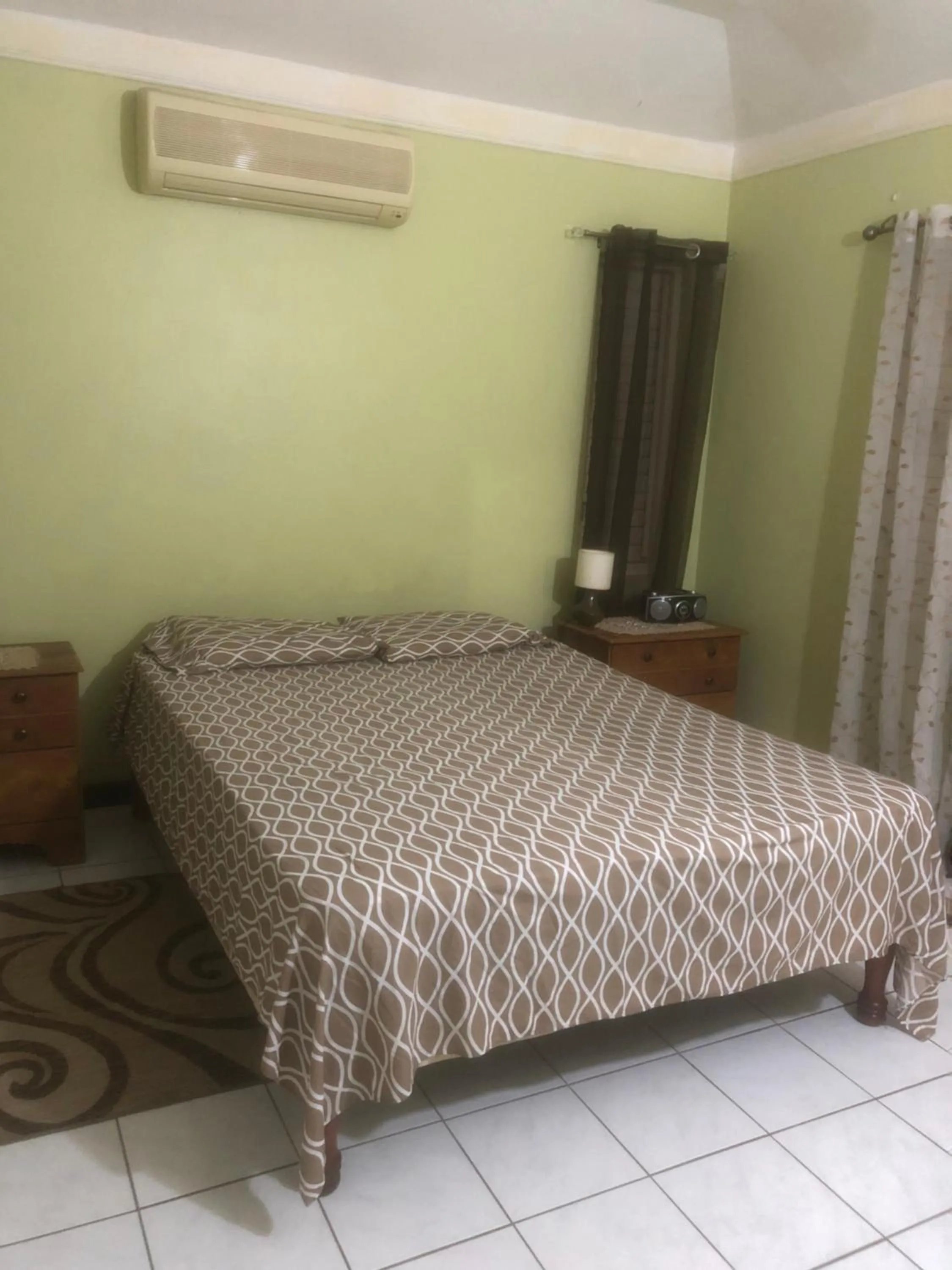 Bed in Finest Accommodation Renfrew Place 1 Bedroom Apt # 42 New Kgn 4--12 Renfrew Rd