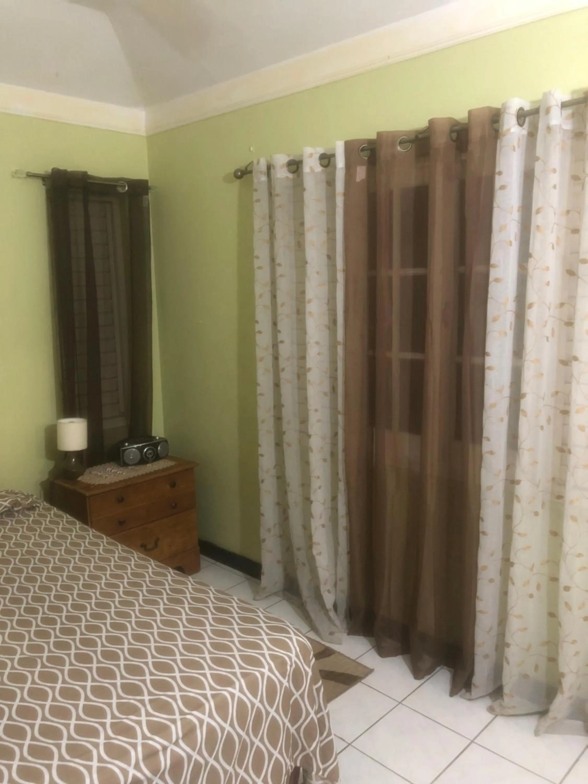 Bed in Finest Accommodation Renfrew Place 1 Bedroom Apt # 42 New Kgn 4--12 Renfrew Rd