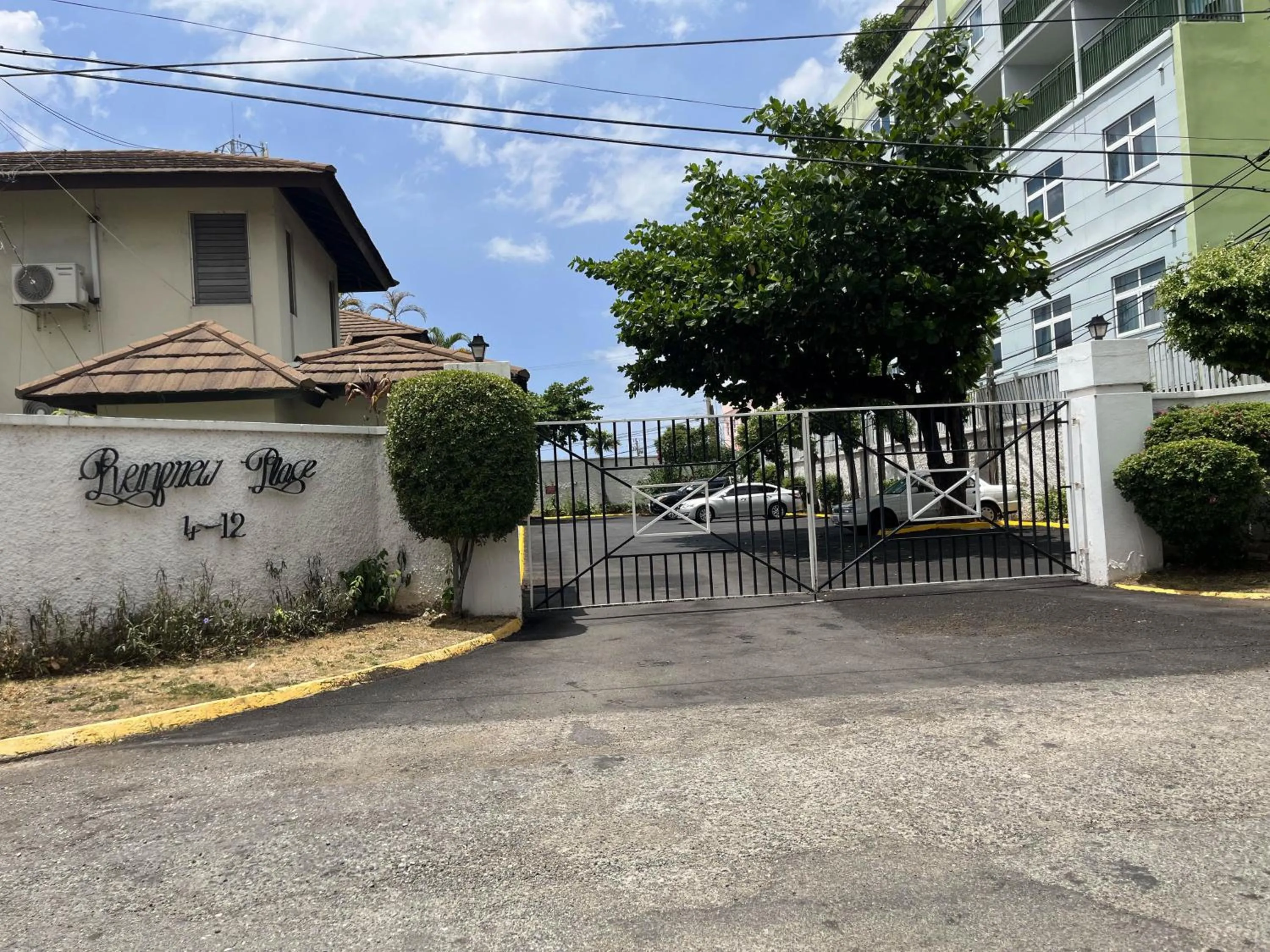 Property building in Finest Accommodation Renfrew Place 1 Bedroom Apt # 42 New Kgn 4--12 Renfrew Rd